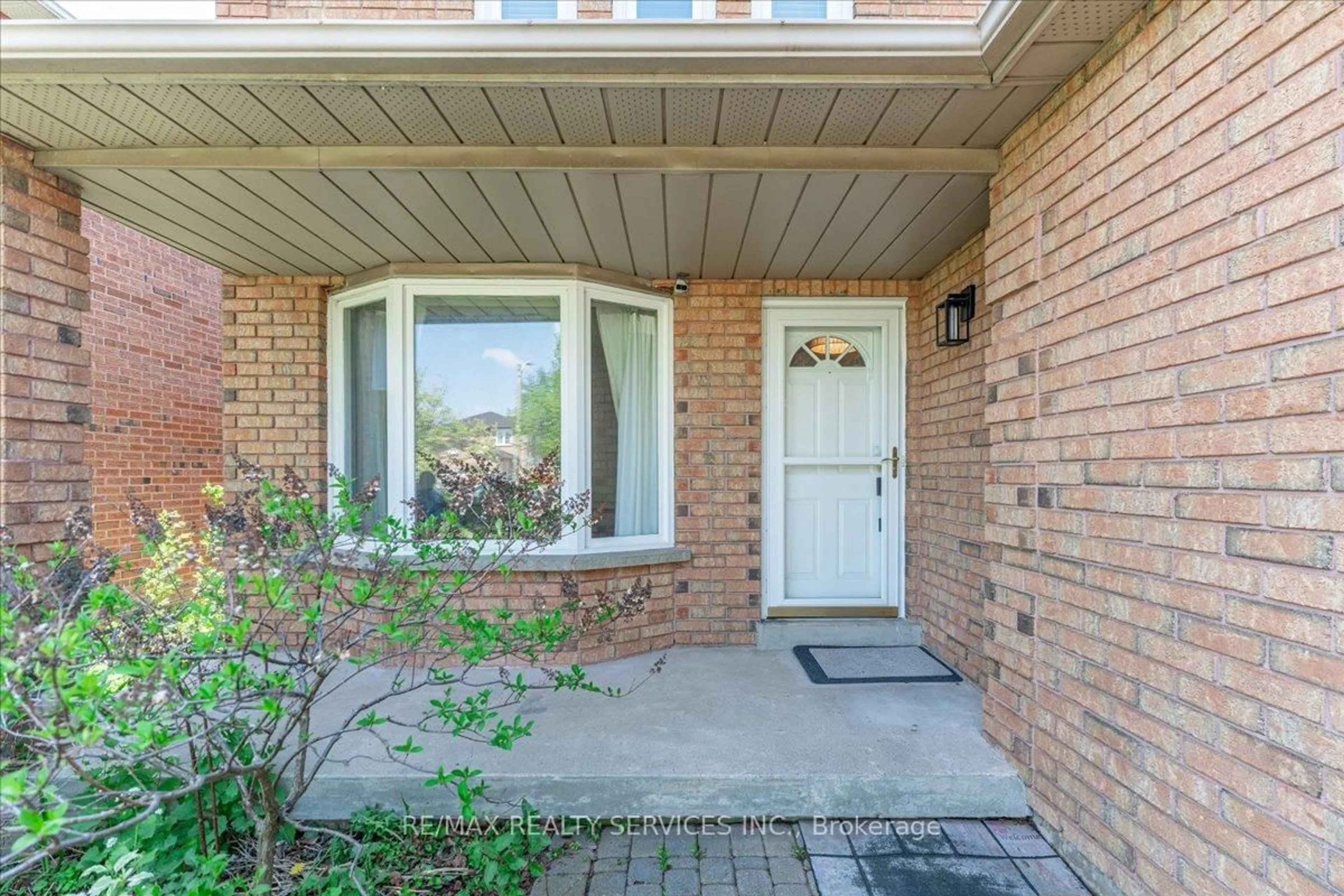 Indoor entryway for 108 Candy Cres, Brampton Ontario L6X 3Z8