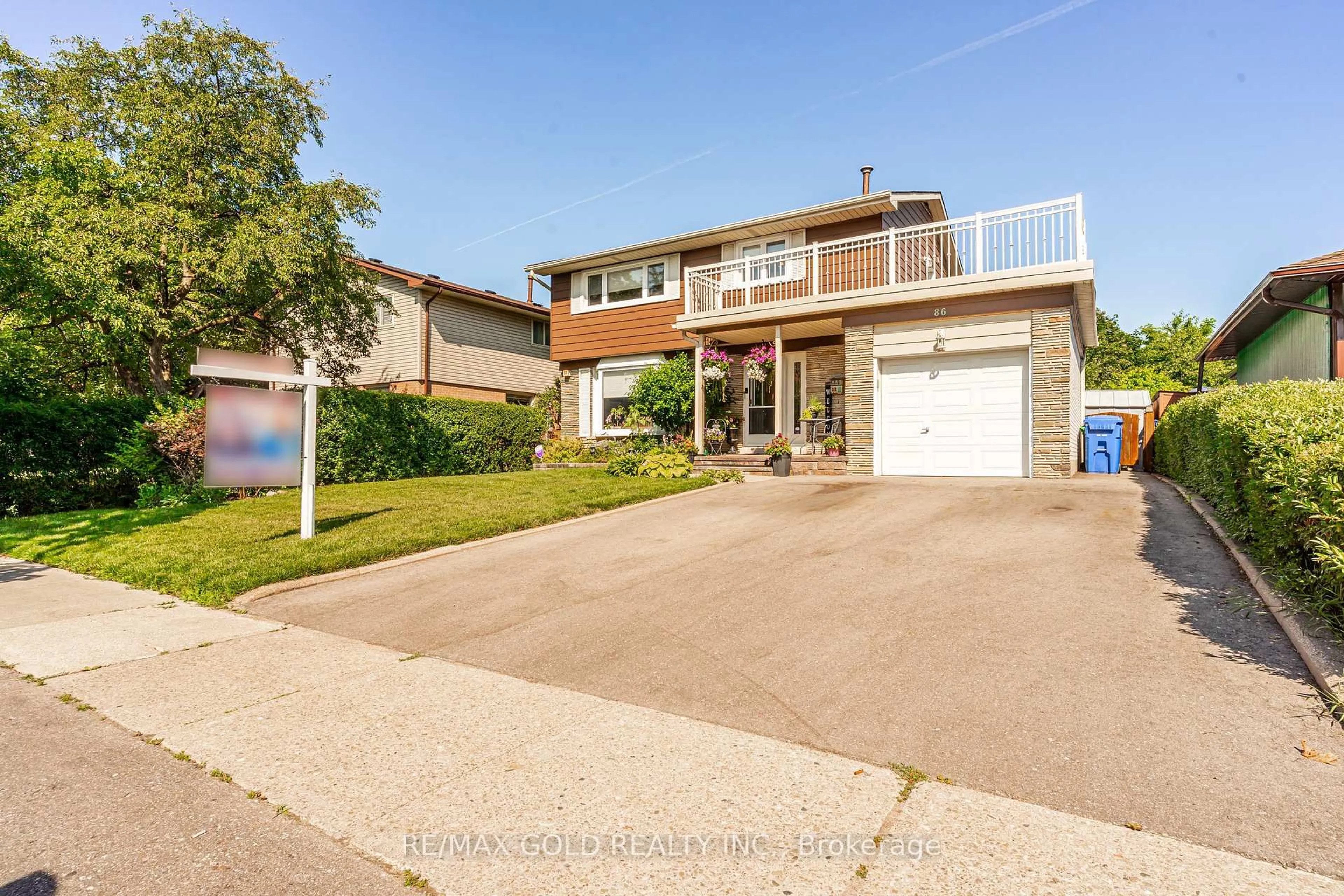 A pic from outside/outdoor area/front of a property/back of a property/a pic from drone, street for 86 Clarence St, Brampton Ontario L6W 1S7