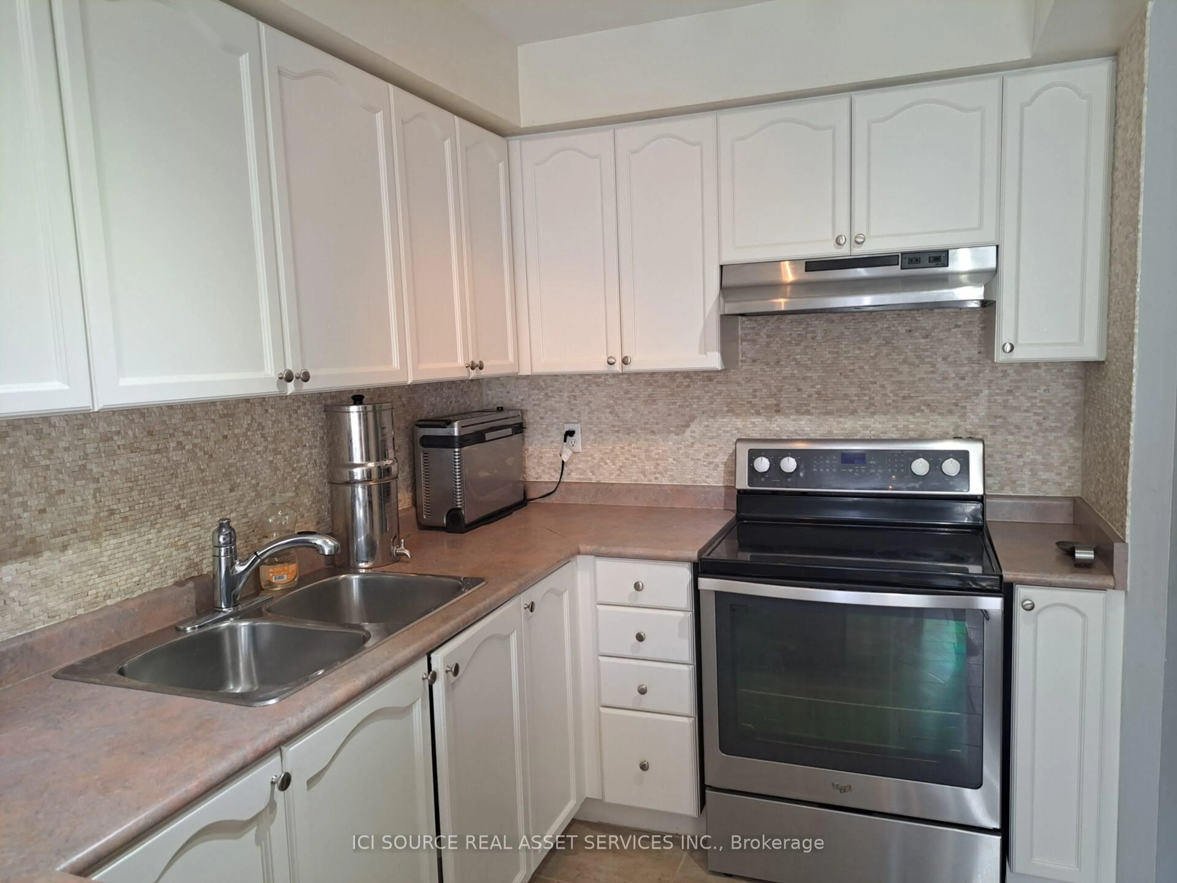 Standard kitchen, unknown for 120 Railroad St #4, Brampton Ontario L6X 5A1
