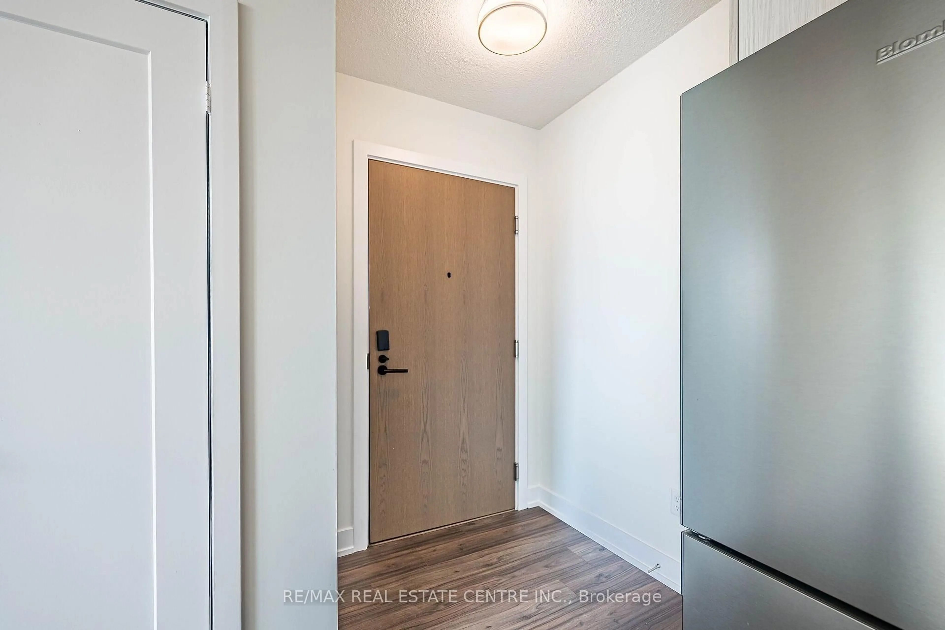 Indoor entryway for 10 Eva Rd #ph01, Toronto Ontario M9C 0B3