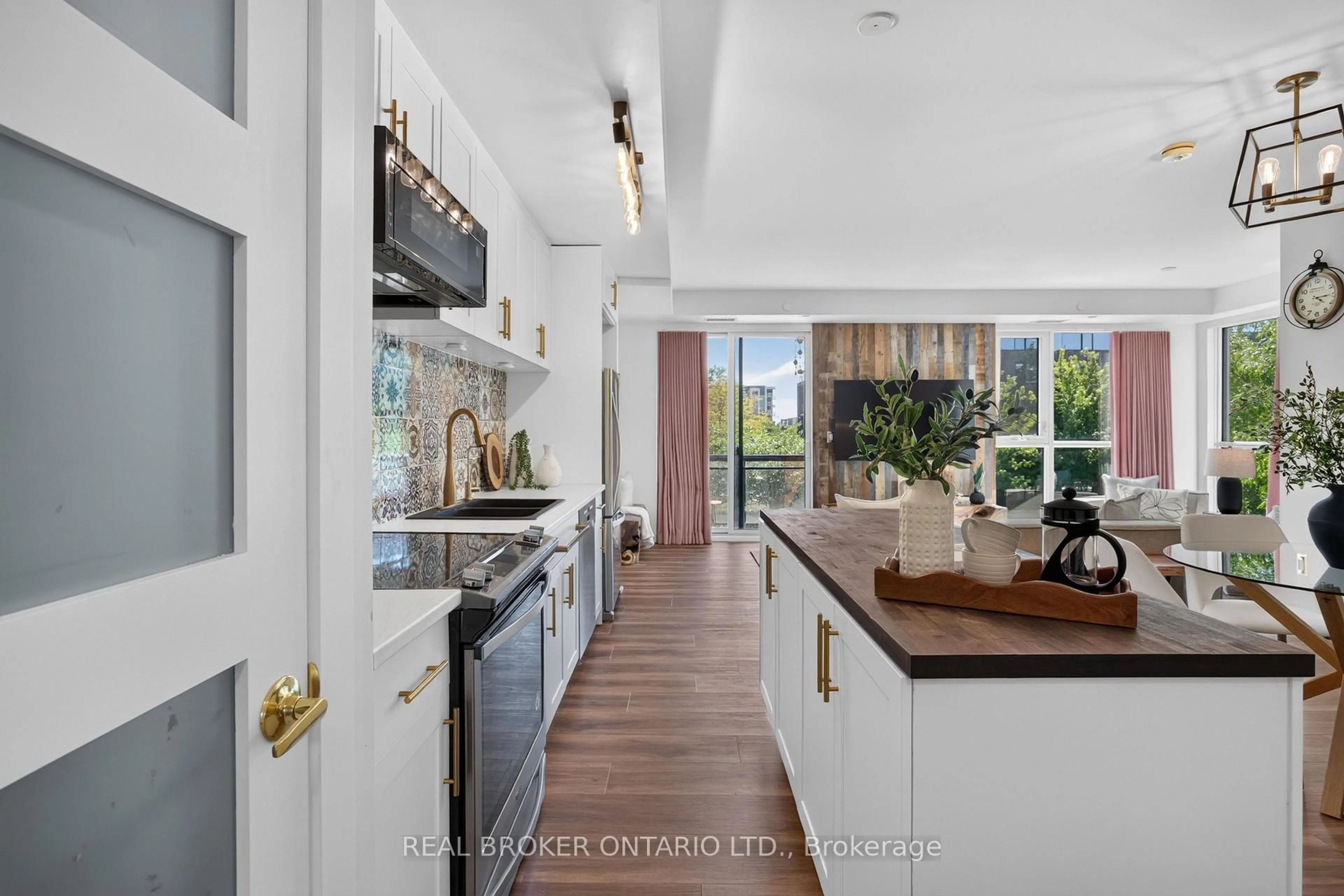 Open concept kitchen, ceramic/tile floor for 168 Sabina Dr #214, Oakville Ontario L6W 0W5