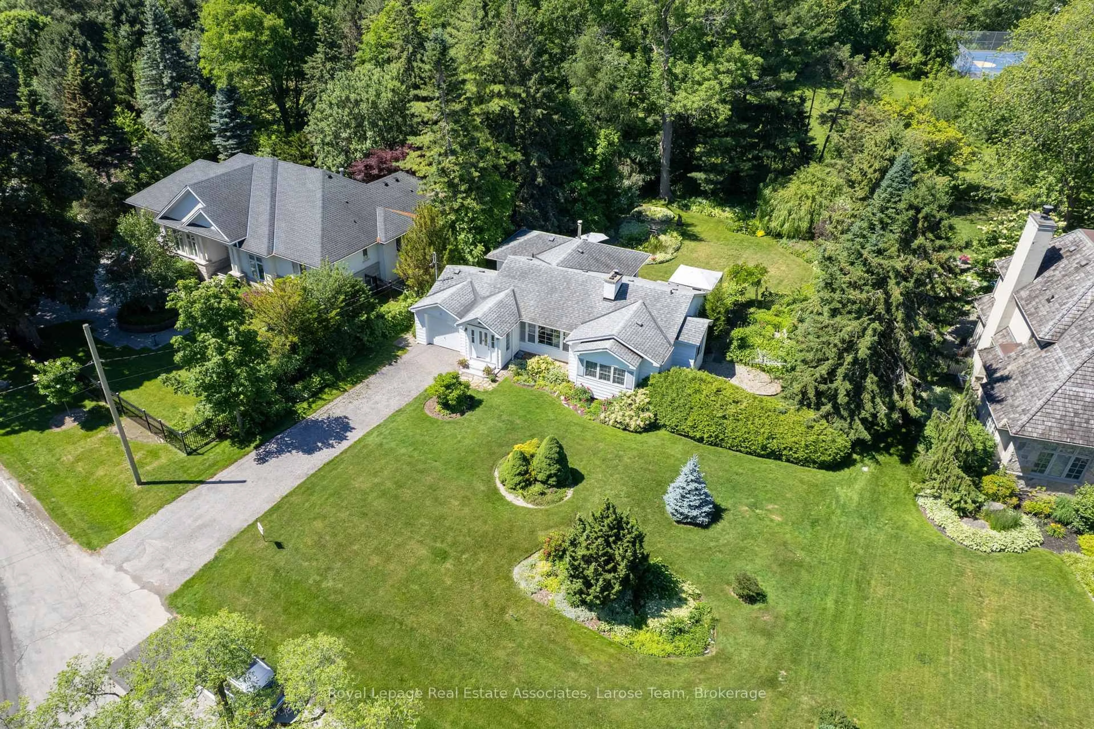 A pic from outside/outdoor area/front of a property/back of a property/a pic from drone, street for 434 Apple Lane, Mississauga Ontario L5J 2T1
