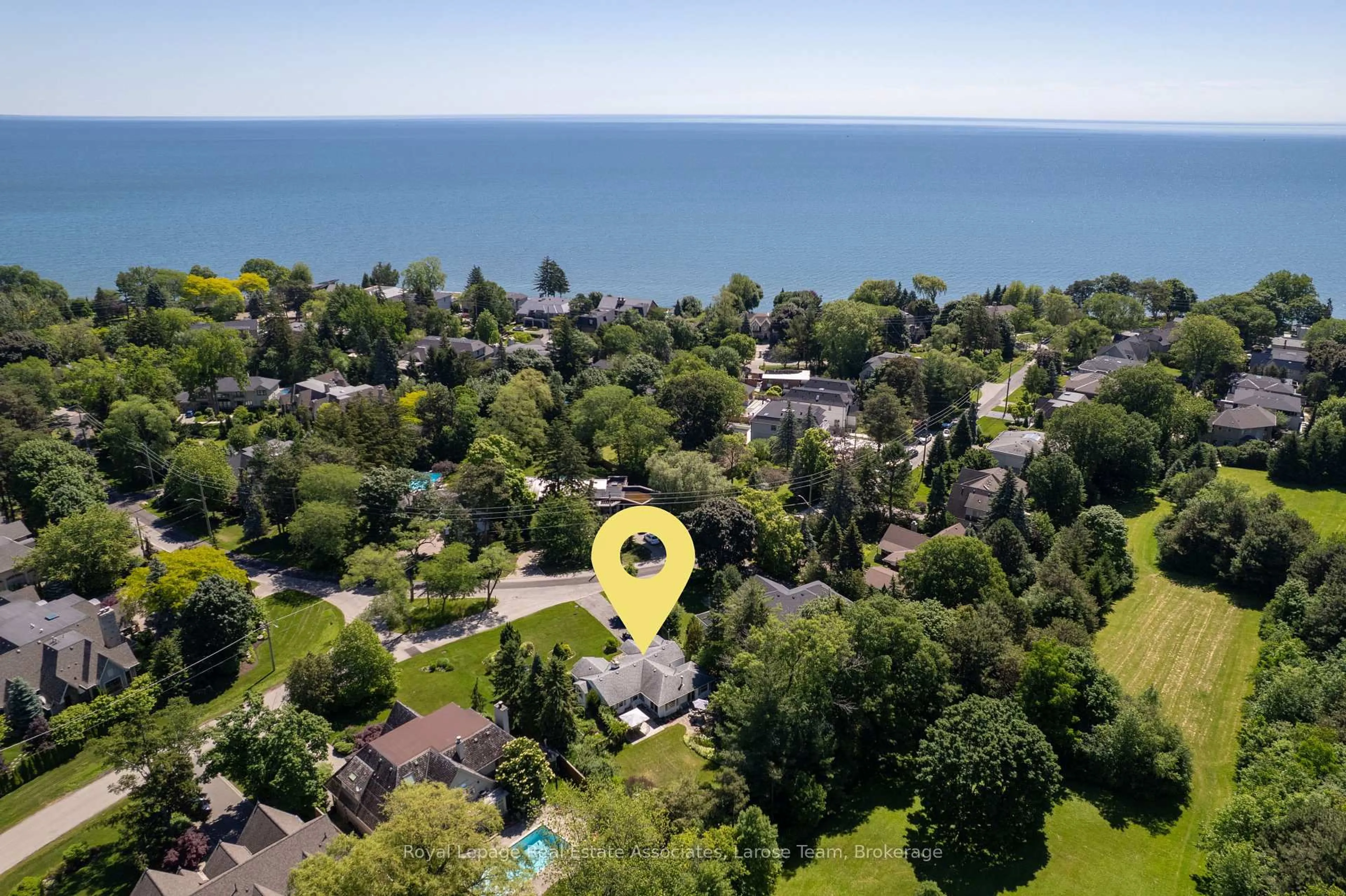 A pic from outside/outdoor area/front of a property/back of a property/a pic from drone, water/lake/river/ocean view for 434 Apple Lane, Mississauga Ontario L5J 2T1
