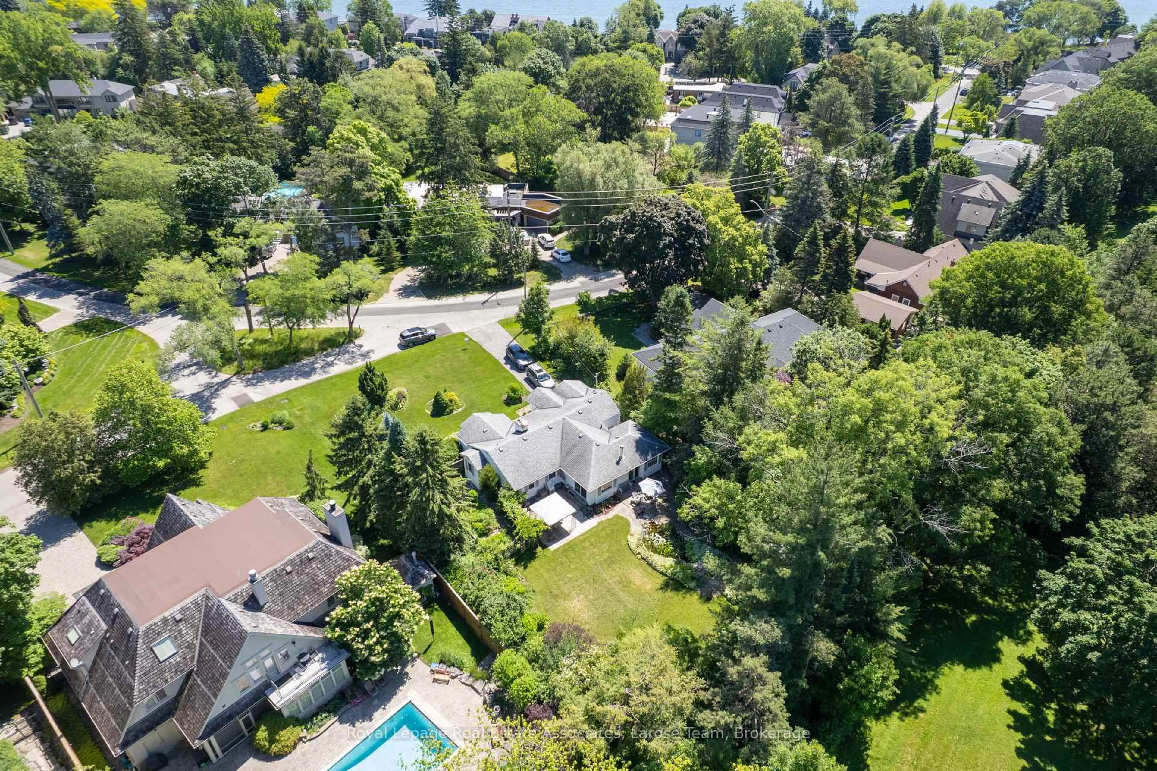 A pic from outside/outdoor area/front of a property/back of a property/a pic from drone, street for 434 Apple Lane, Mississauga Ontario L5J 2T1