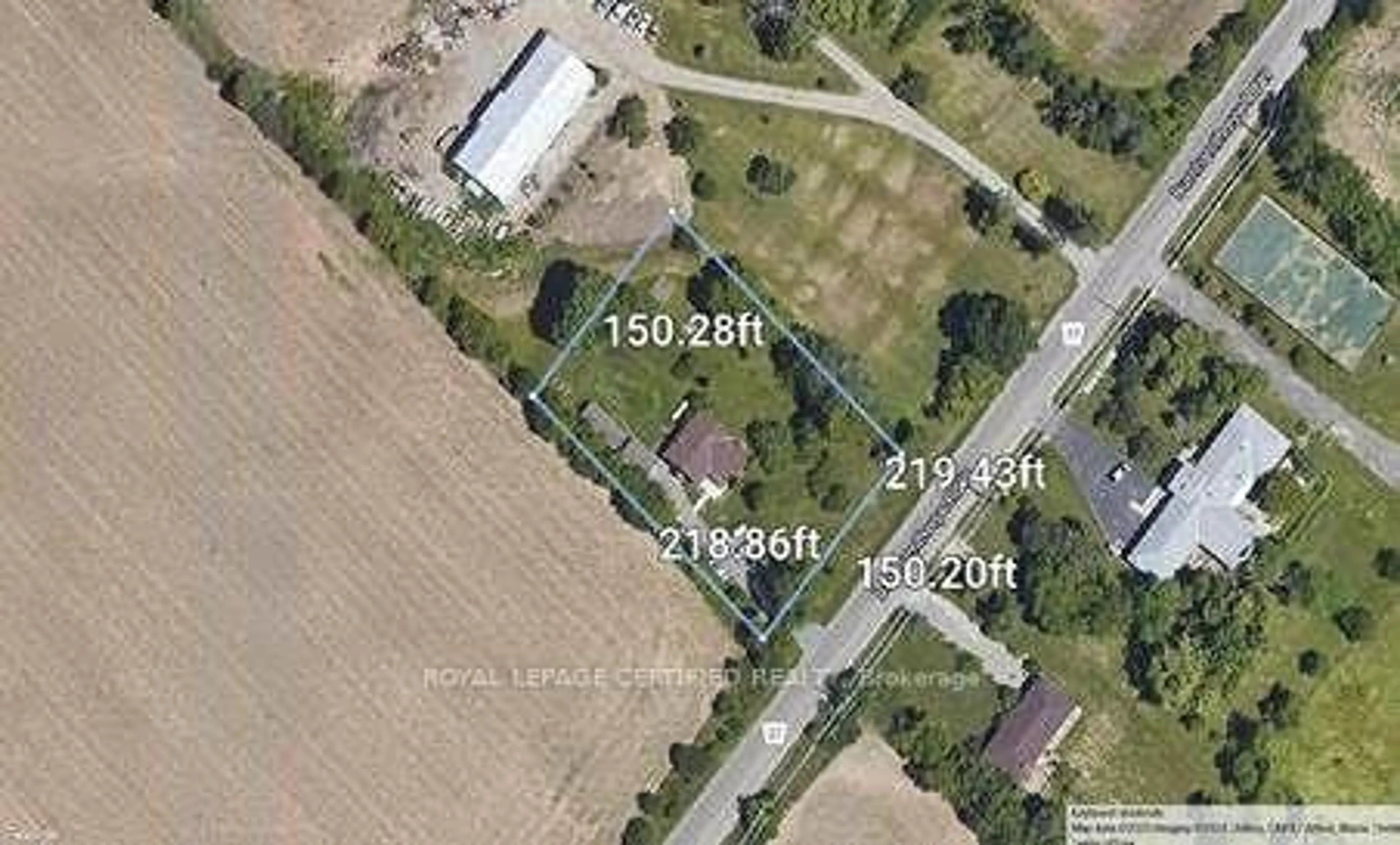 A pic from outside/outdoor area/front of a property/back of a property/a pic from drone, street for 211 Burnhamthorpe Rd, Oakville Ontario L6M 4K5
