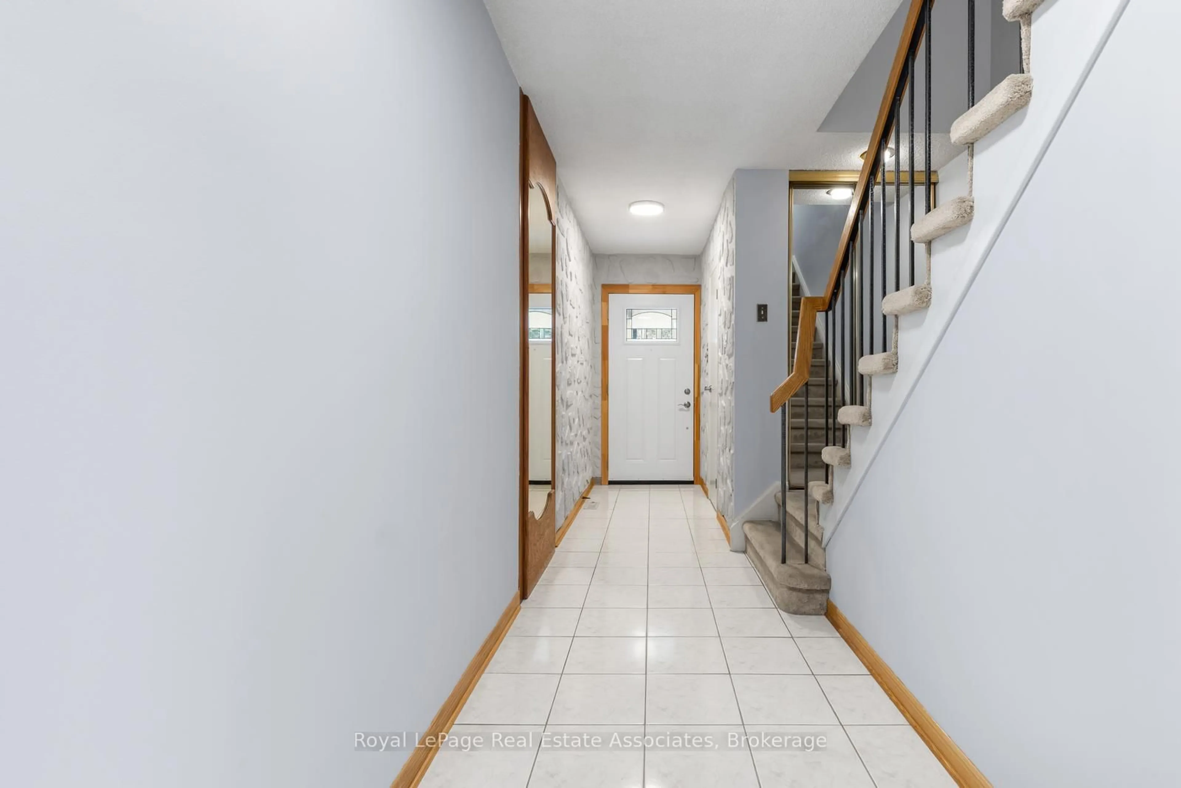 Indoor foyer for 1951 Rathburn Rd #79, Mississauga Ontario L4W 2N9