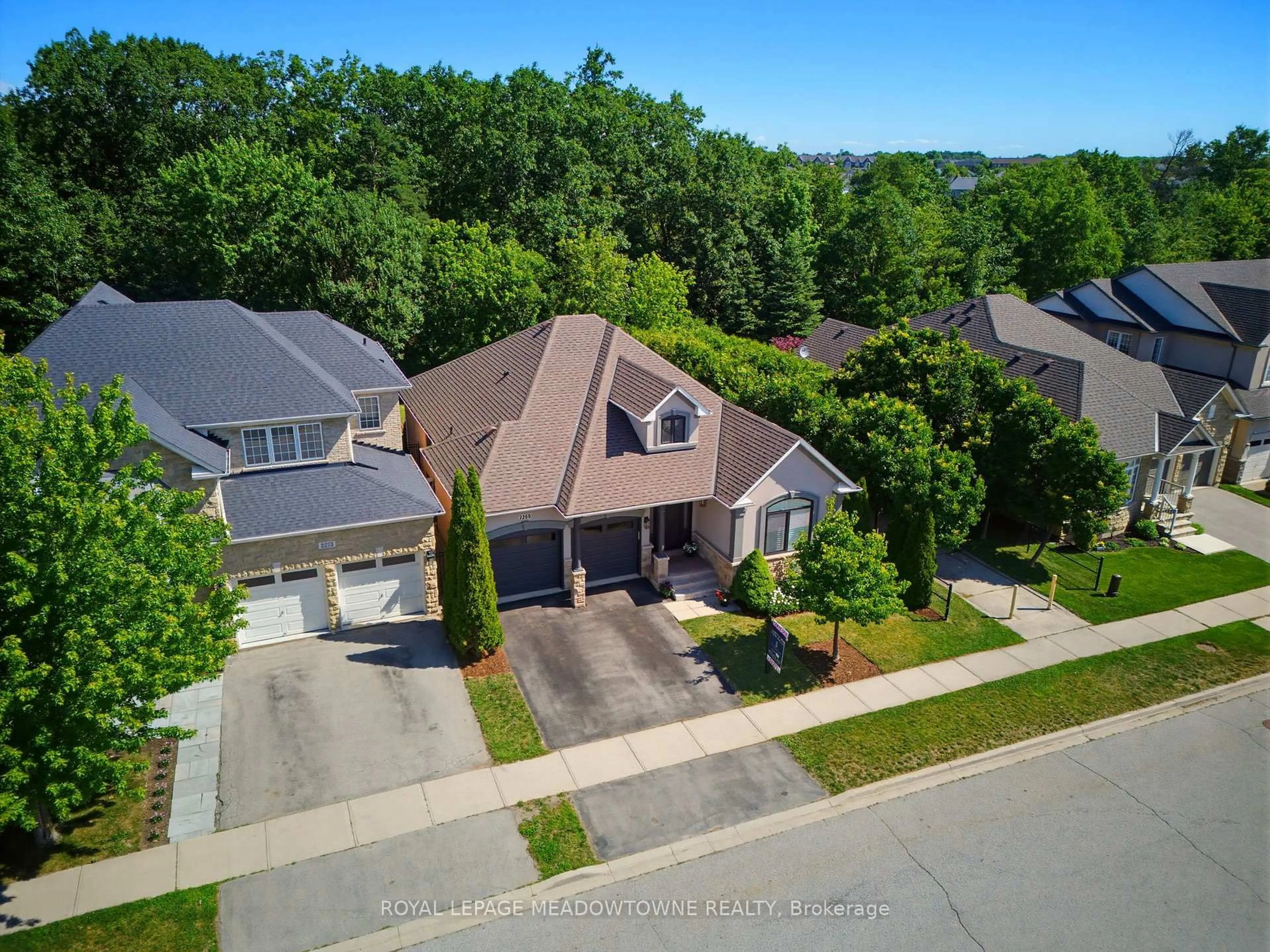 A pic from outside/outdoor area/front of a property/back of a property/a pic from drone, street for 2269 Wuthering Heights Way, Oakville Ontario L6M 0A6