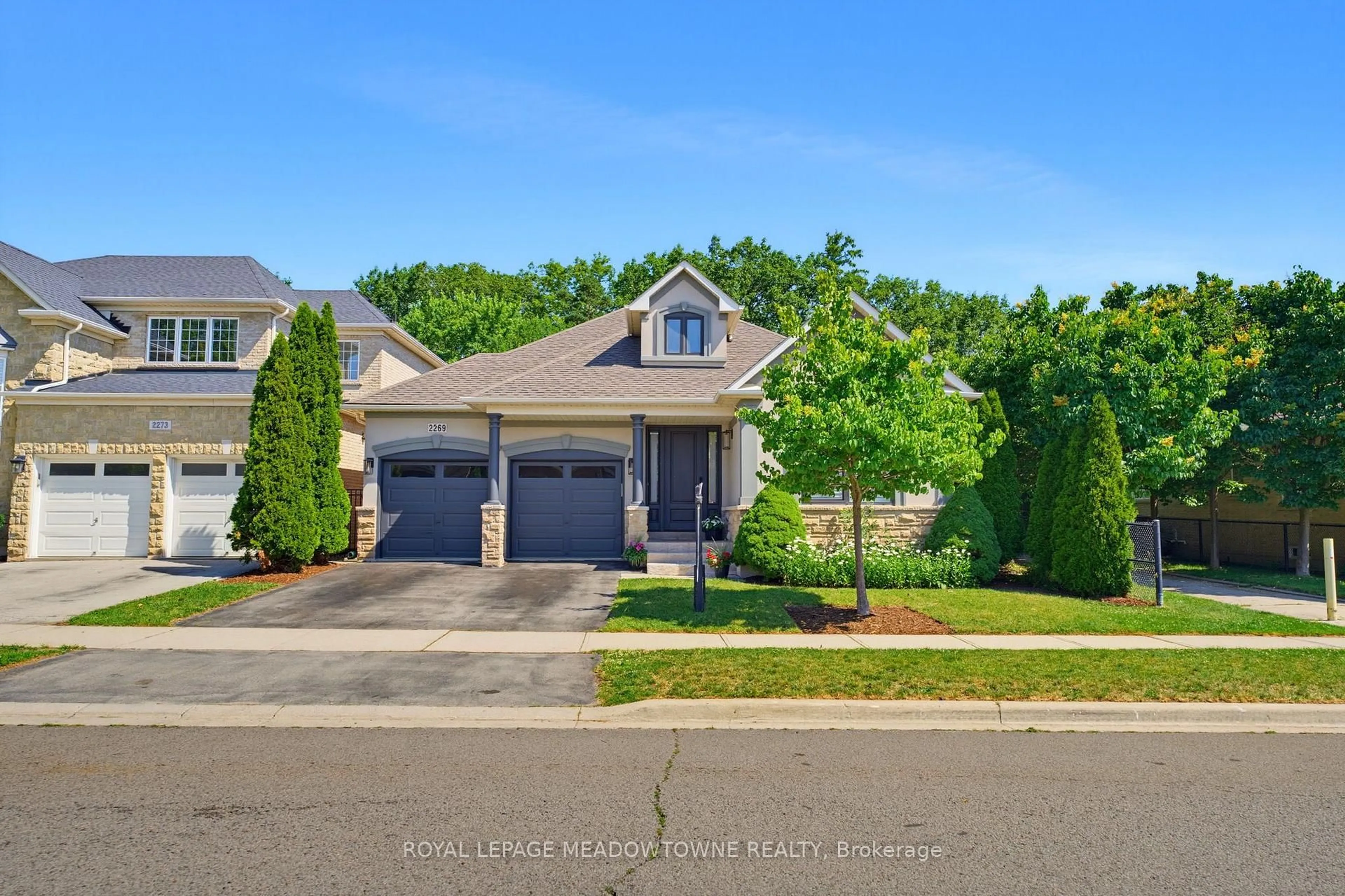 A pic from outside/outdoor area/front of a property/back of a property/a pic from drone, street for 2269 Wuthering Heights Way, Oakville Ontario L6M 0A6