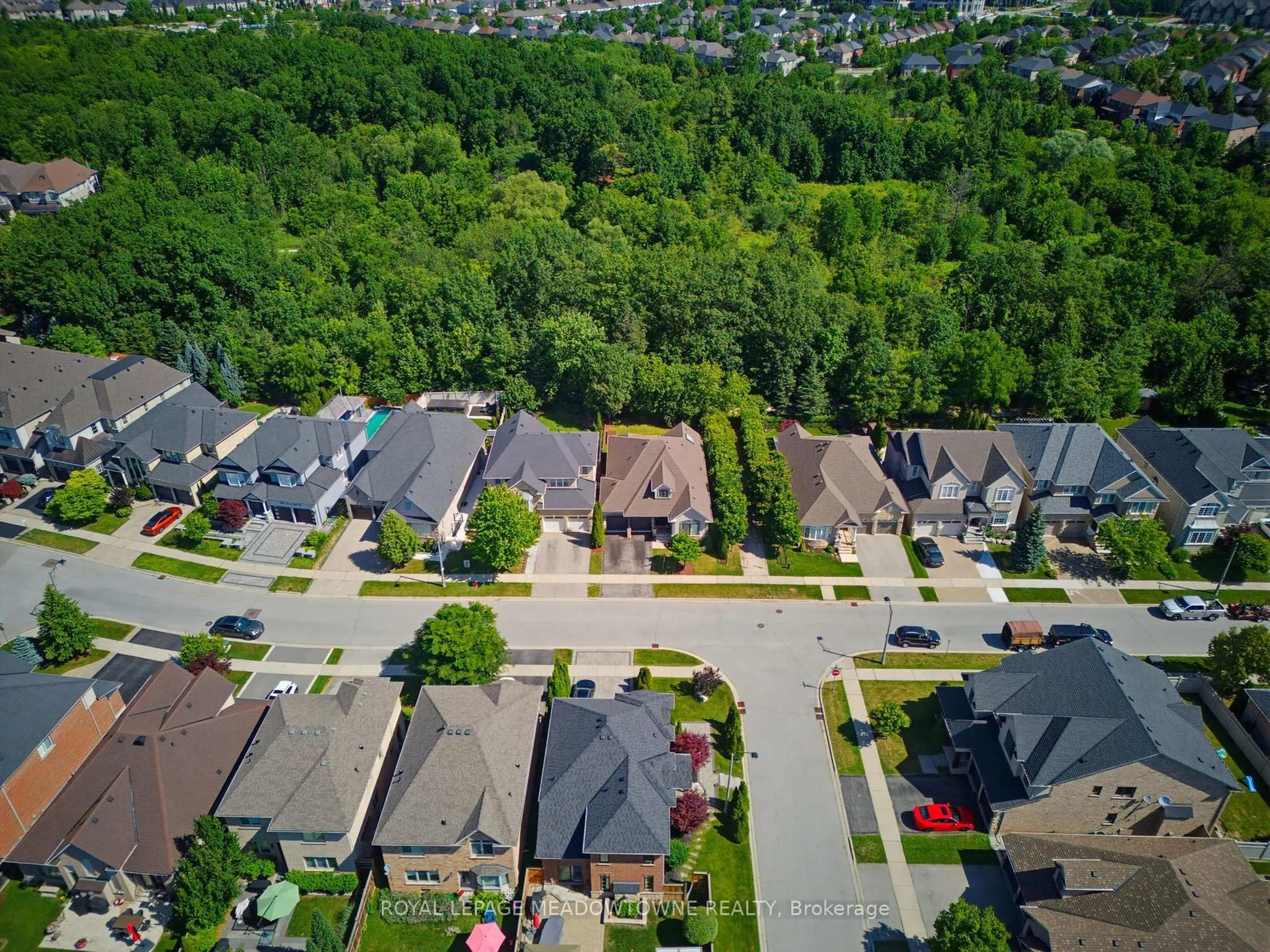 A pic from outside/outdoor area/front of a property/back of a property/a pic from drone, street for 2269 Wuthering Heights Way, Oakville Ontario L6M 0A6