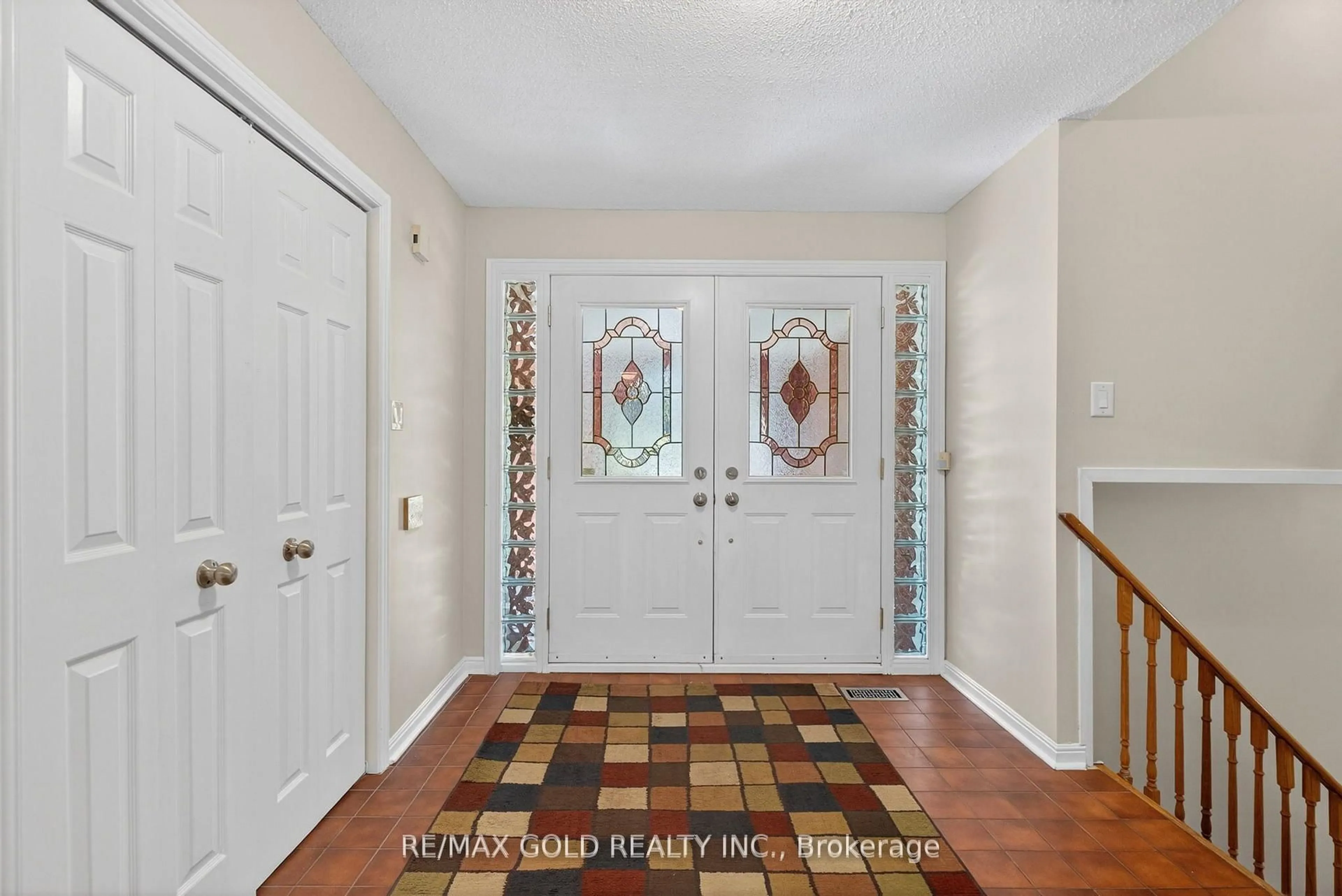Indoor entryway for 14 Cairnmore Crt, Brampton Ontario L6Z 1T6