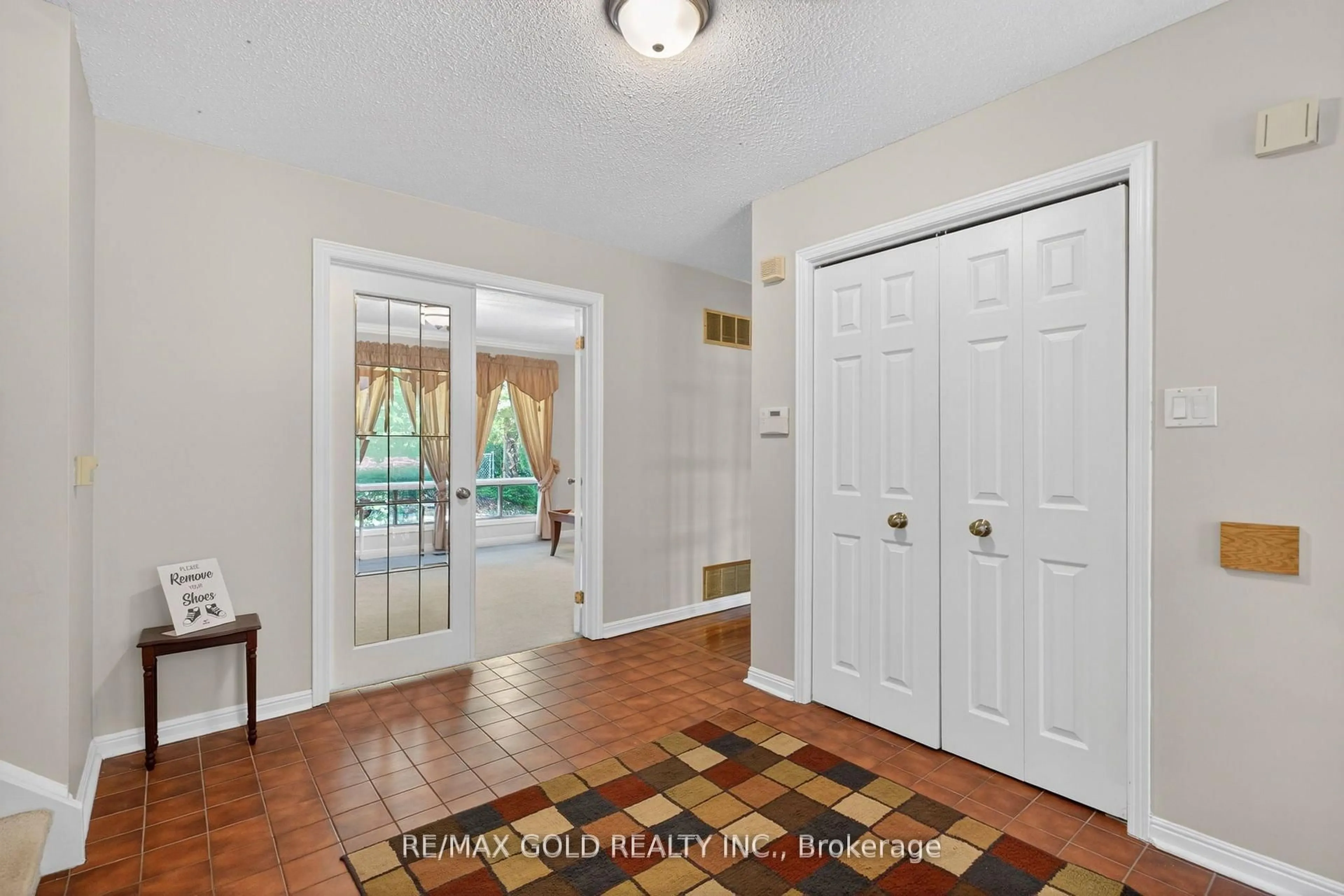 Indoor entryway for 14 Cairnmore Crt, Brampton Ontario L6Z 1T6