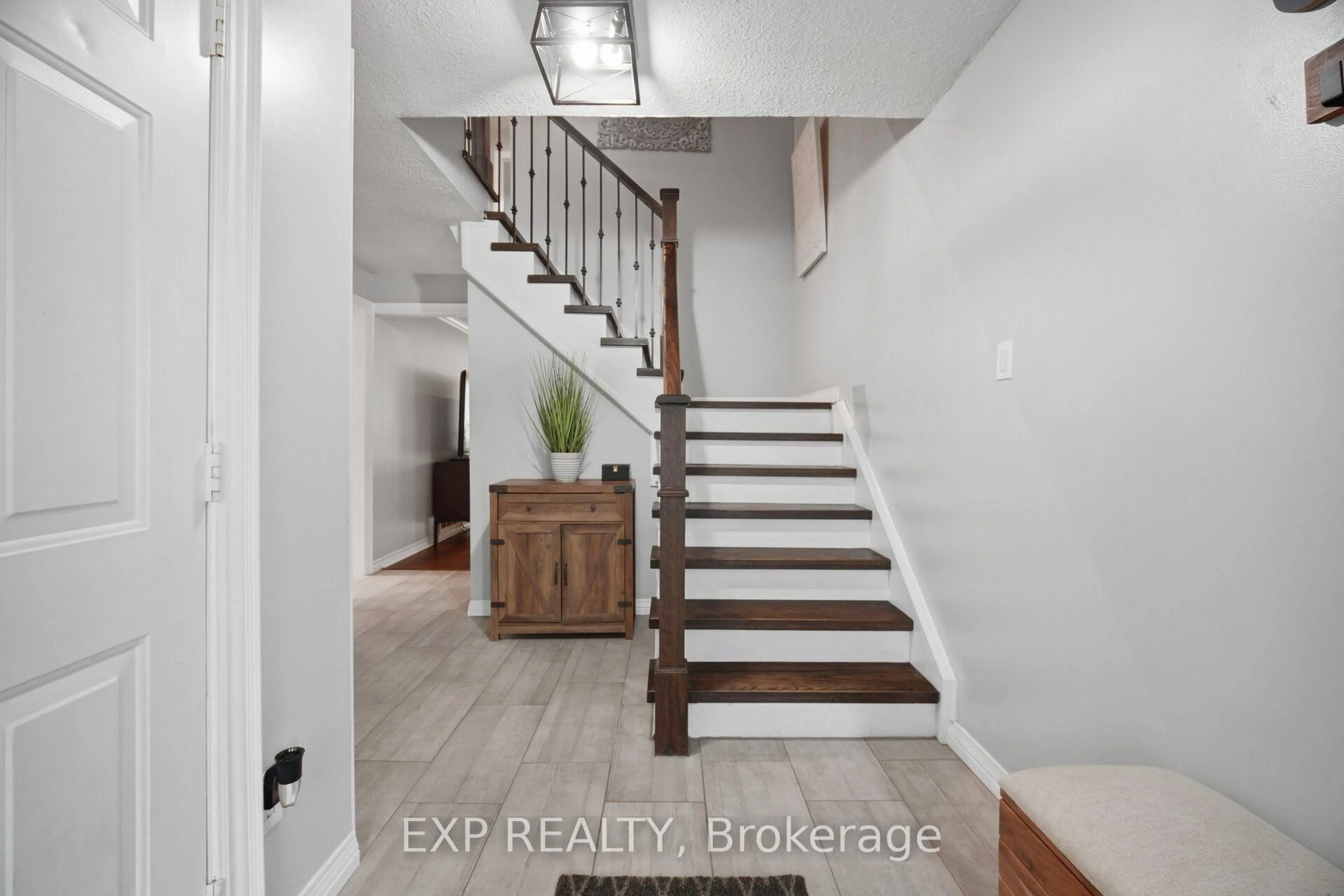 Indoor entryway for 14 Royal Palm Dr, Brampton Ontario L6Z 1P5