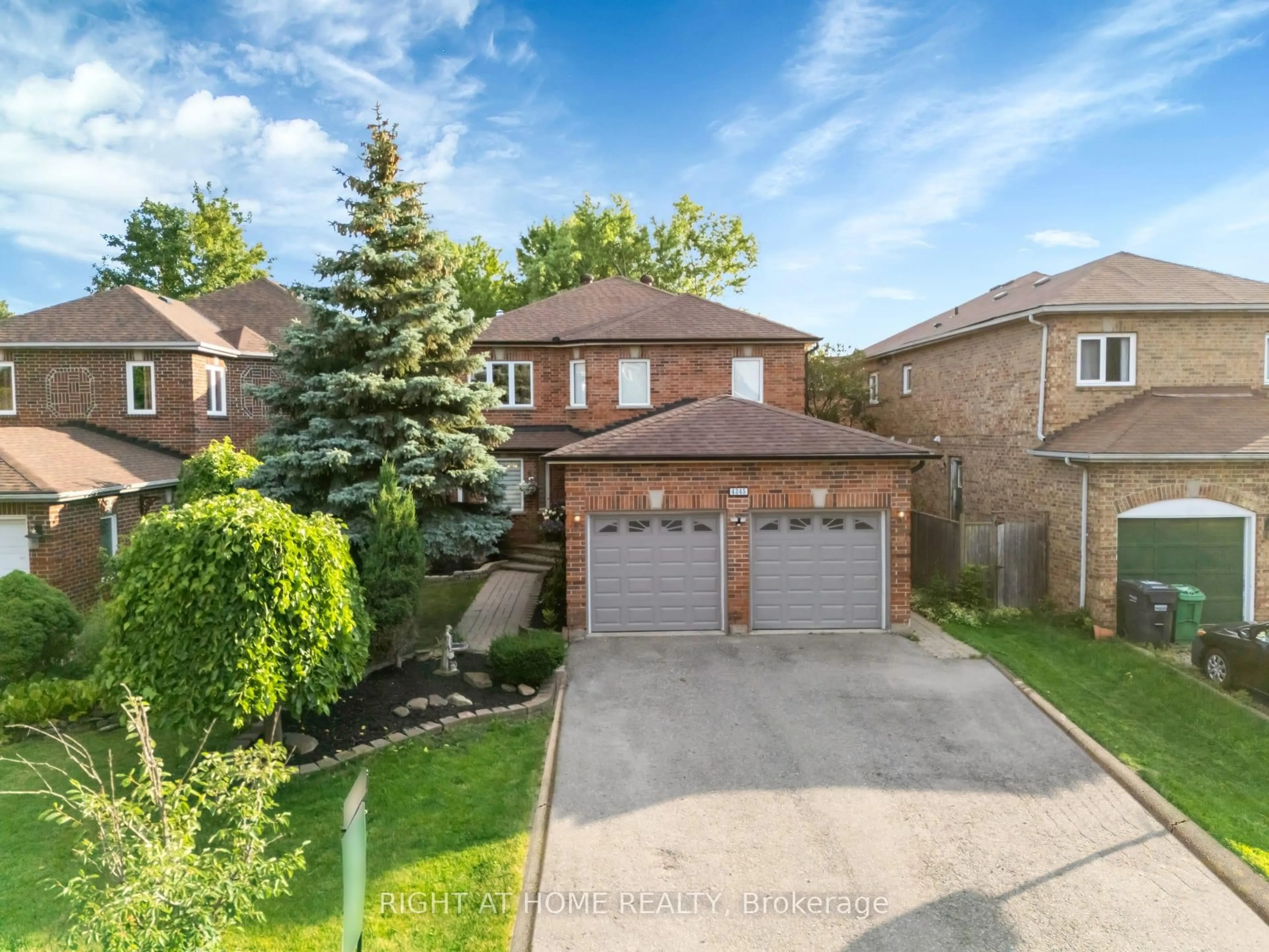 A pic from outside/outdoor area/front of a property/back of a property/a pic from drone, street for 4345 ROMFIELD Cres, Mississauga Ontario L5M 4L4