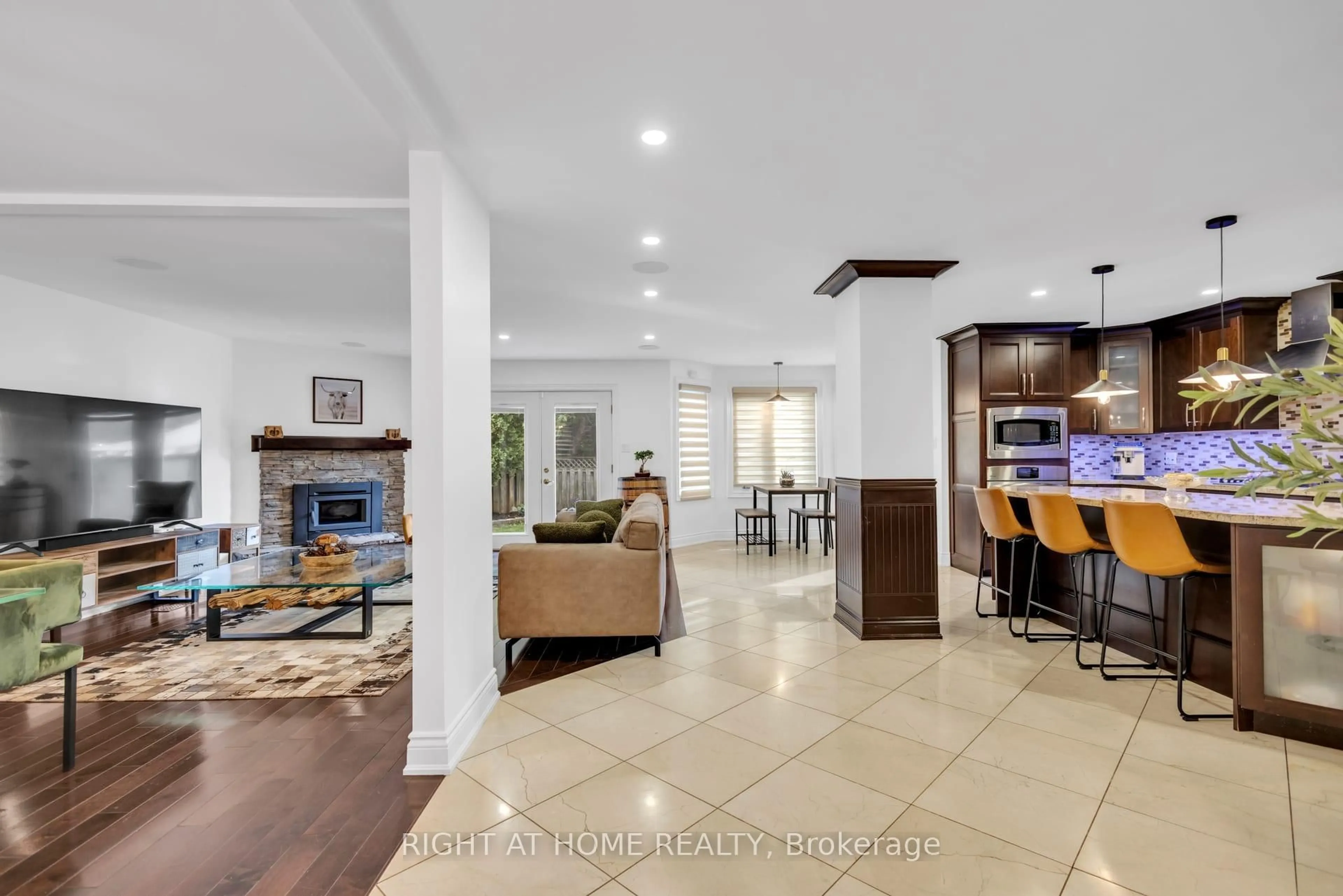 Lobby for 4345 ROMFIELD Cres, Mississauga Ontario L5M 4L4
