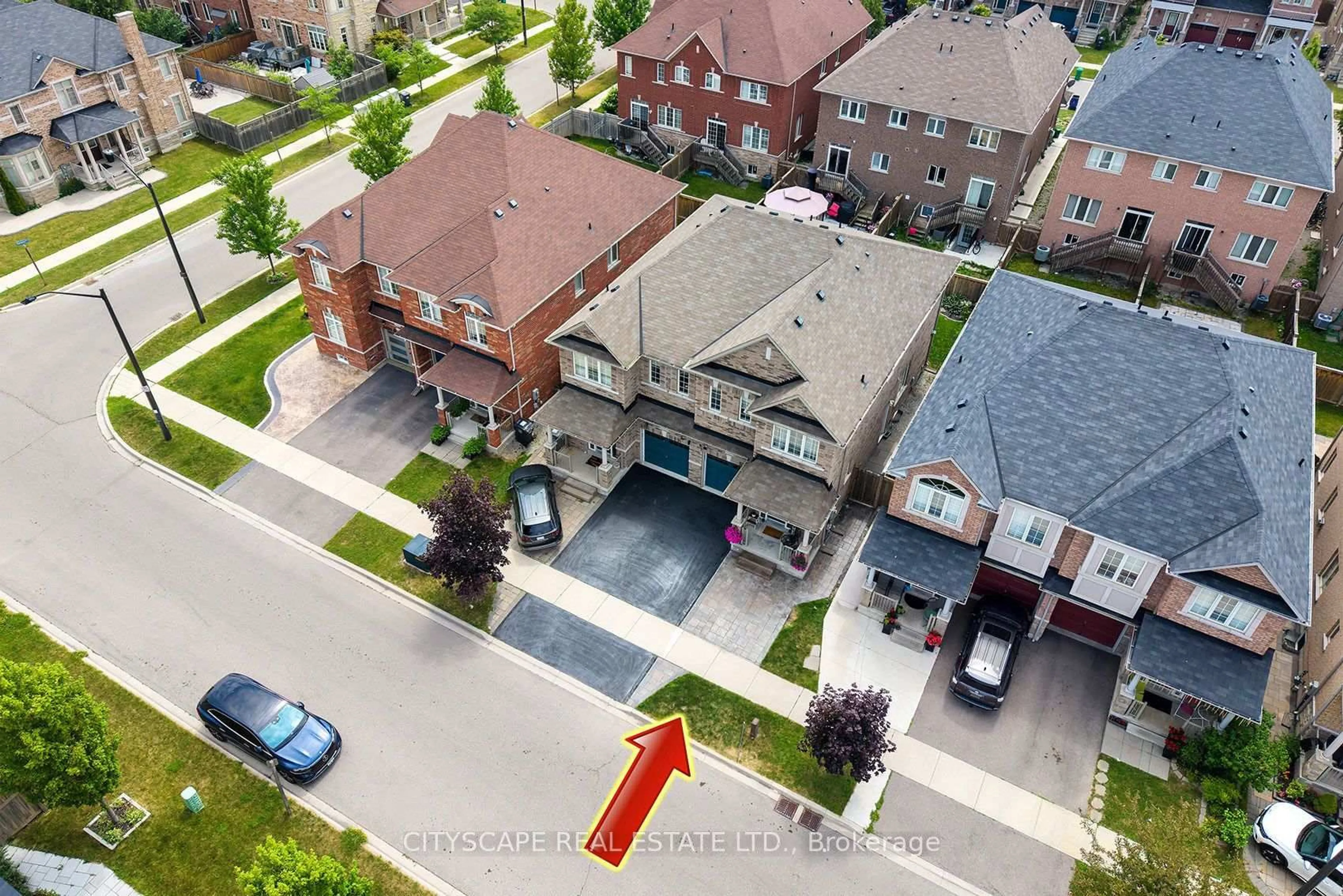 A pic from outside/outdoor area/front of a property/back of a property/a pic from drone, street for 5608 Ethan Dr, Mississauga Ontario L5M 0W1