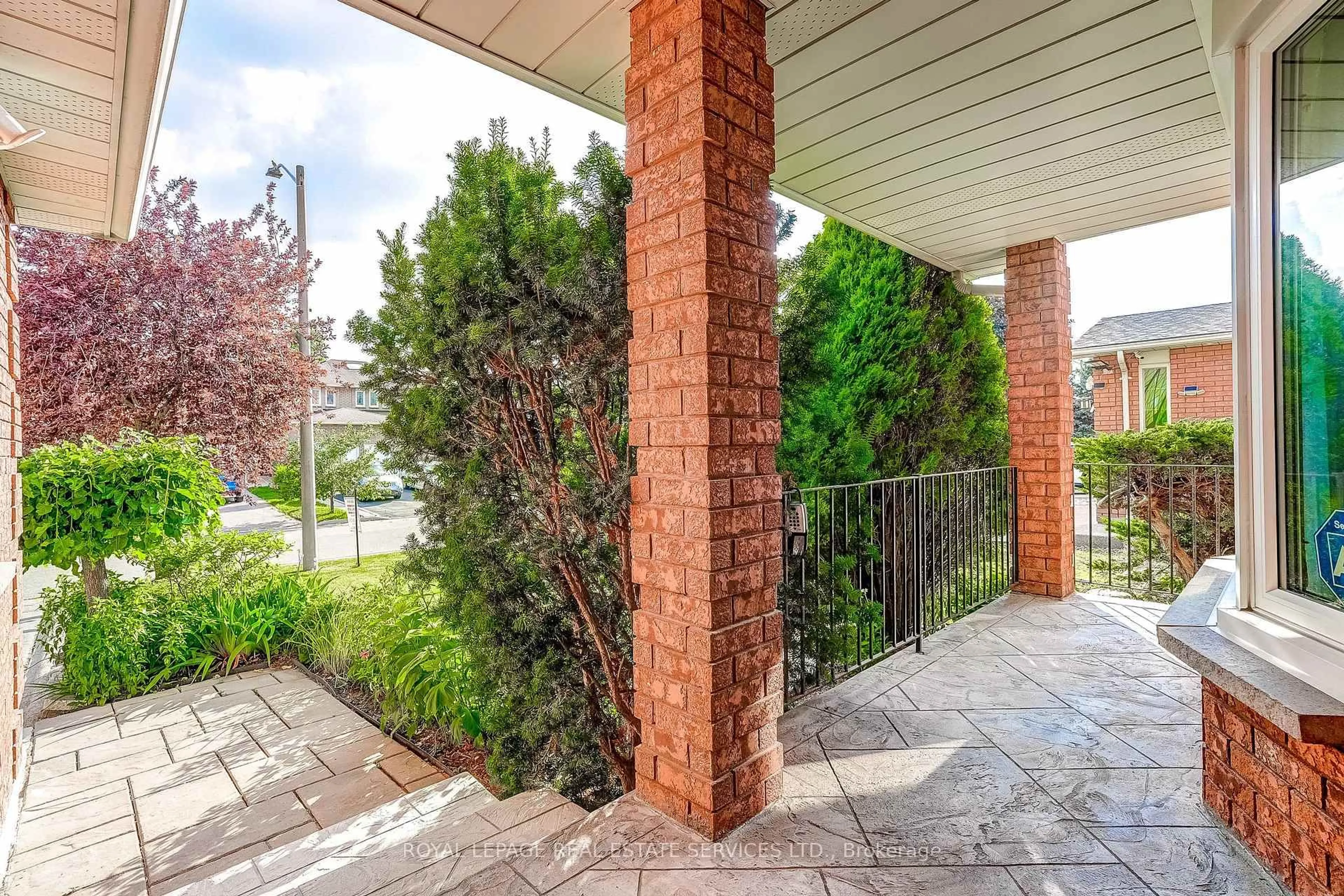 Patio, street for 4217 Schneider Crt, Mississauga Ontario L5B 3N8