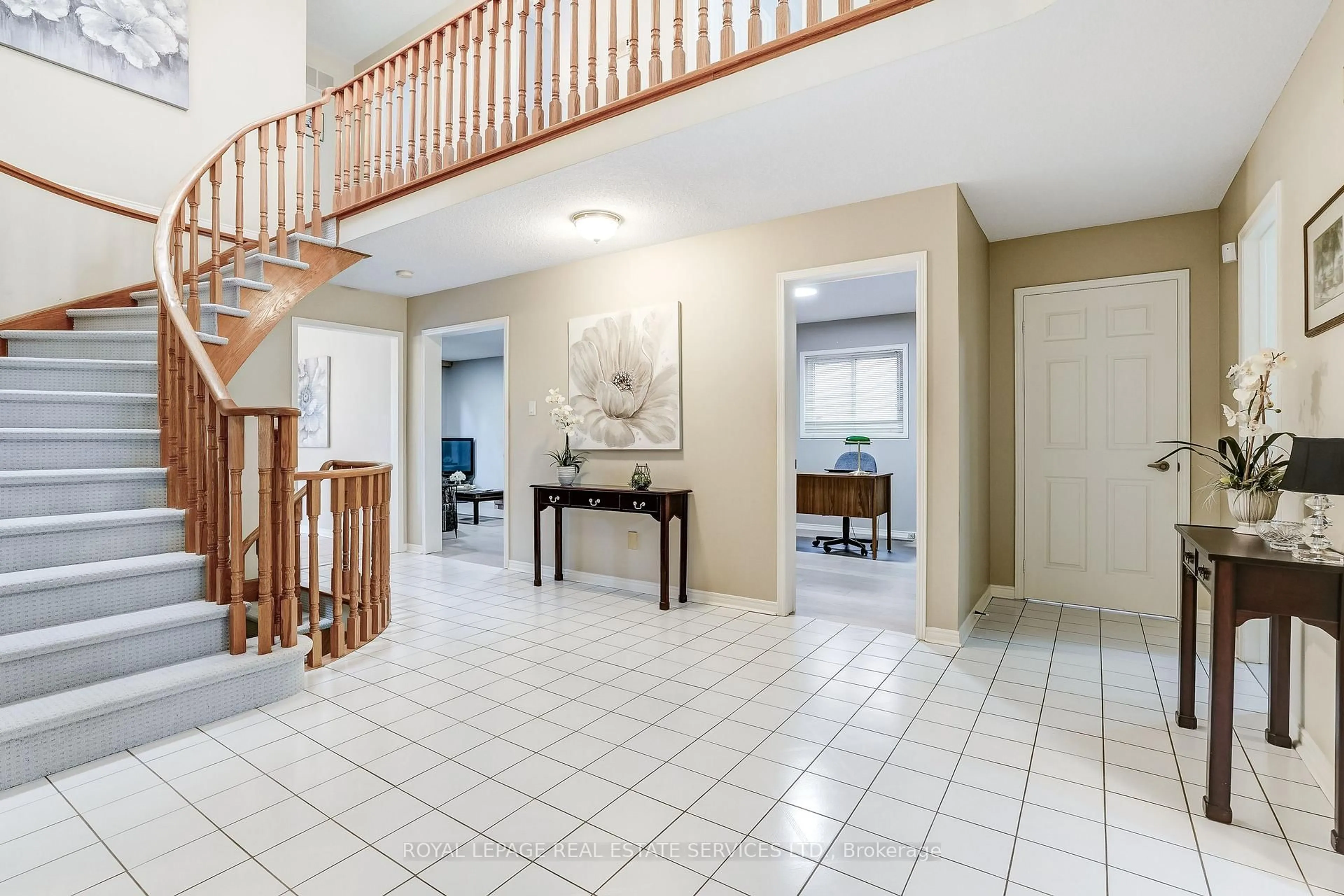 Indoor foyer for 4217 Schneider Crt, Mississauga Ontario L5B 3N8