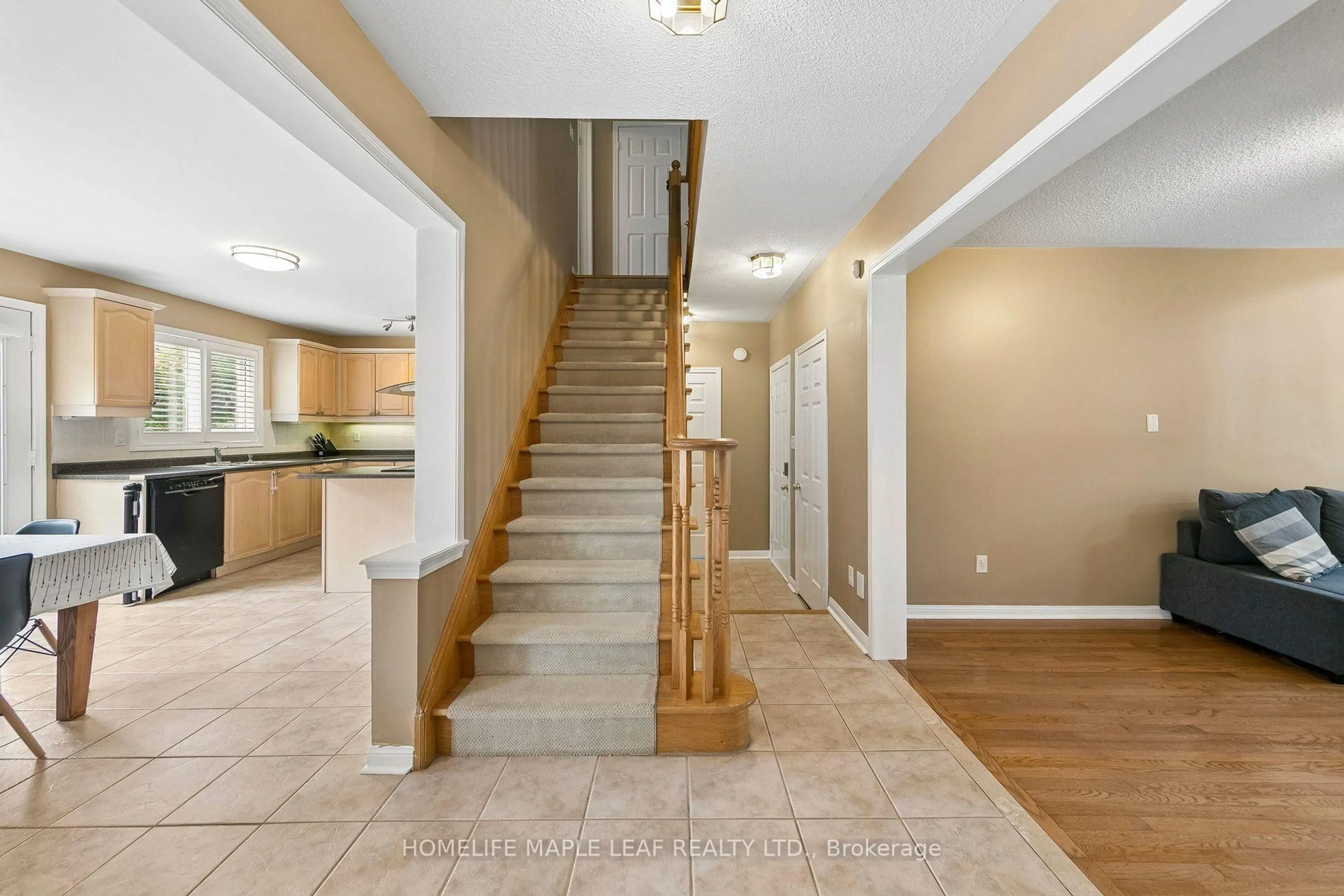 Indoor foyer for 3948 Deepwood Hts, Mississauga Ontario L5M 6L9