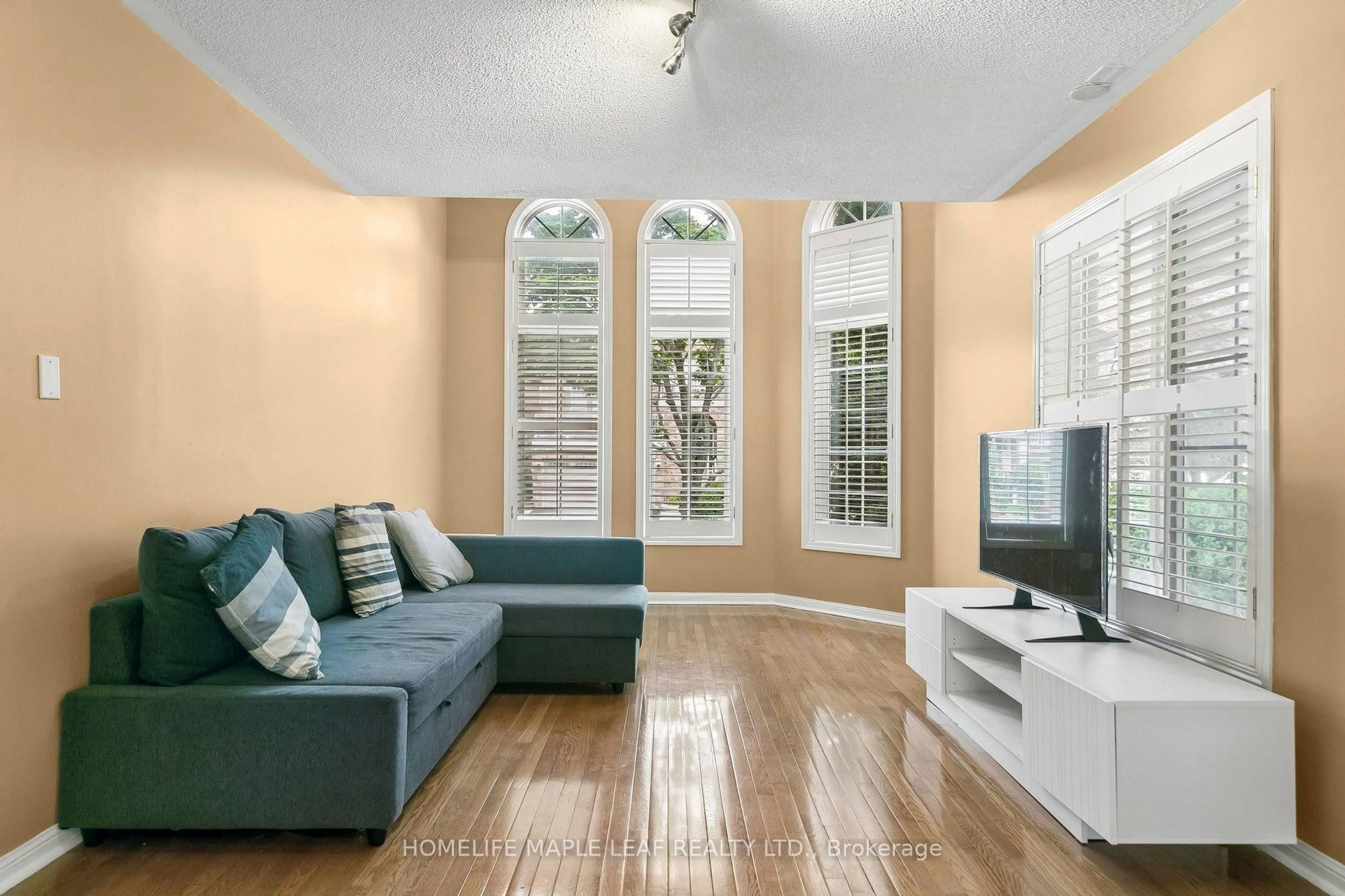 Living room with furniture, unknown for 3948 Deepwood Hts, Mississauga Ontario L5M 6L9