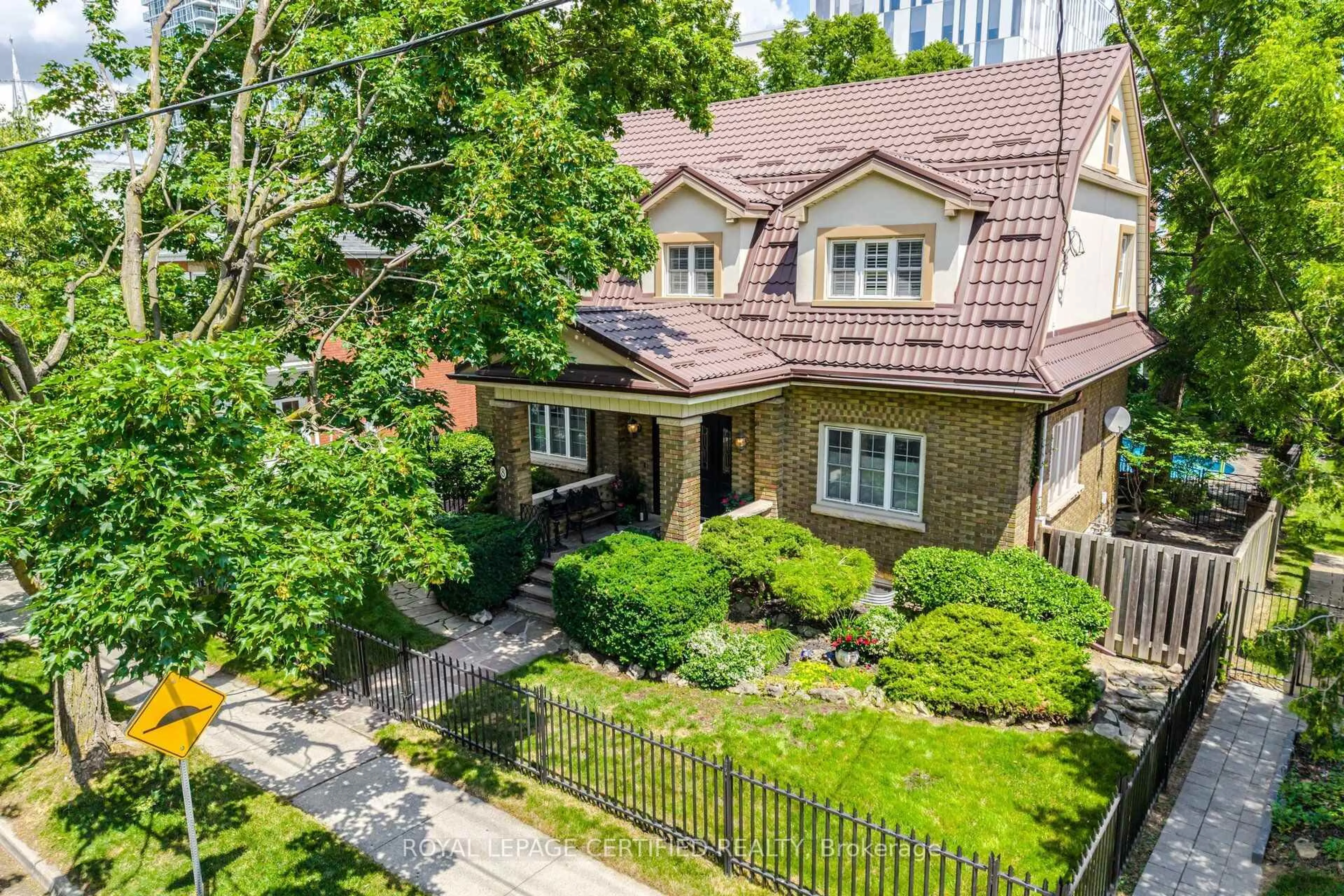 A pic from outside/outdoor area/front of a property/back of a property/a pic from drone, street for 8 Elizabeth St, Brampton Ontario L6Y 1P8