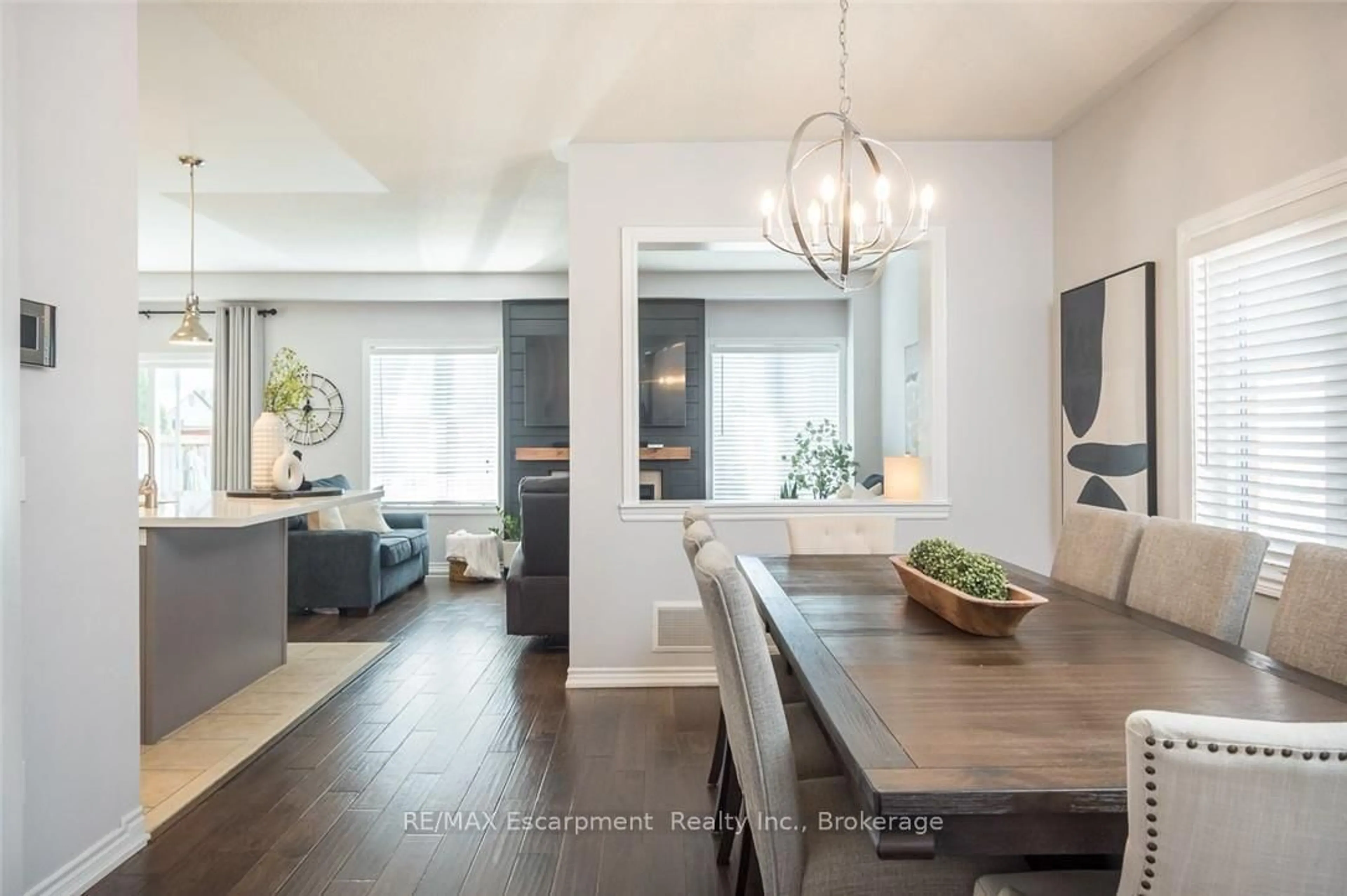 Open concept kitchen, wood/laminate floor for 3184 Tim Dobbie Dr, Burlington Ontario L7M 0N3
