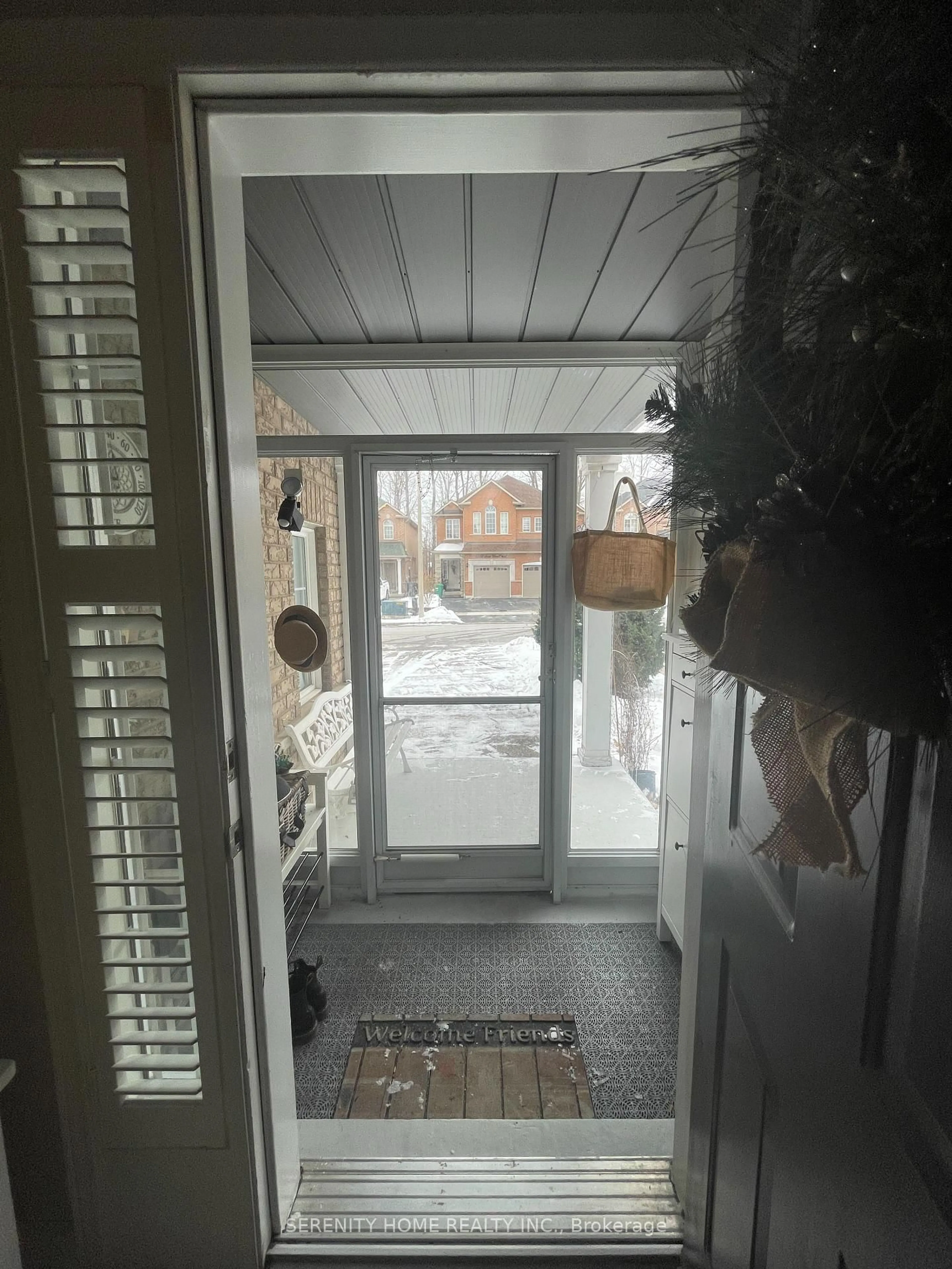 Indoor entryway for 5384 Tree Crest Crt, Mississauga Ontario L5R 3Z6