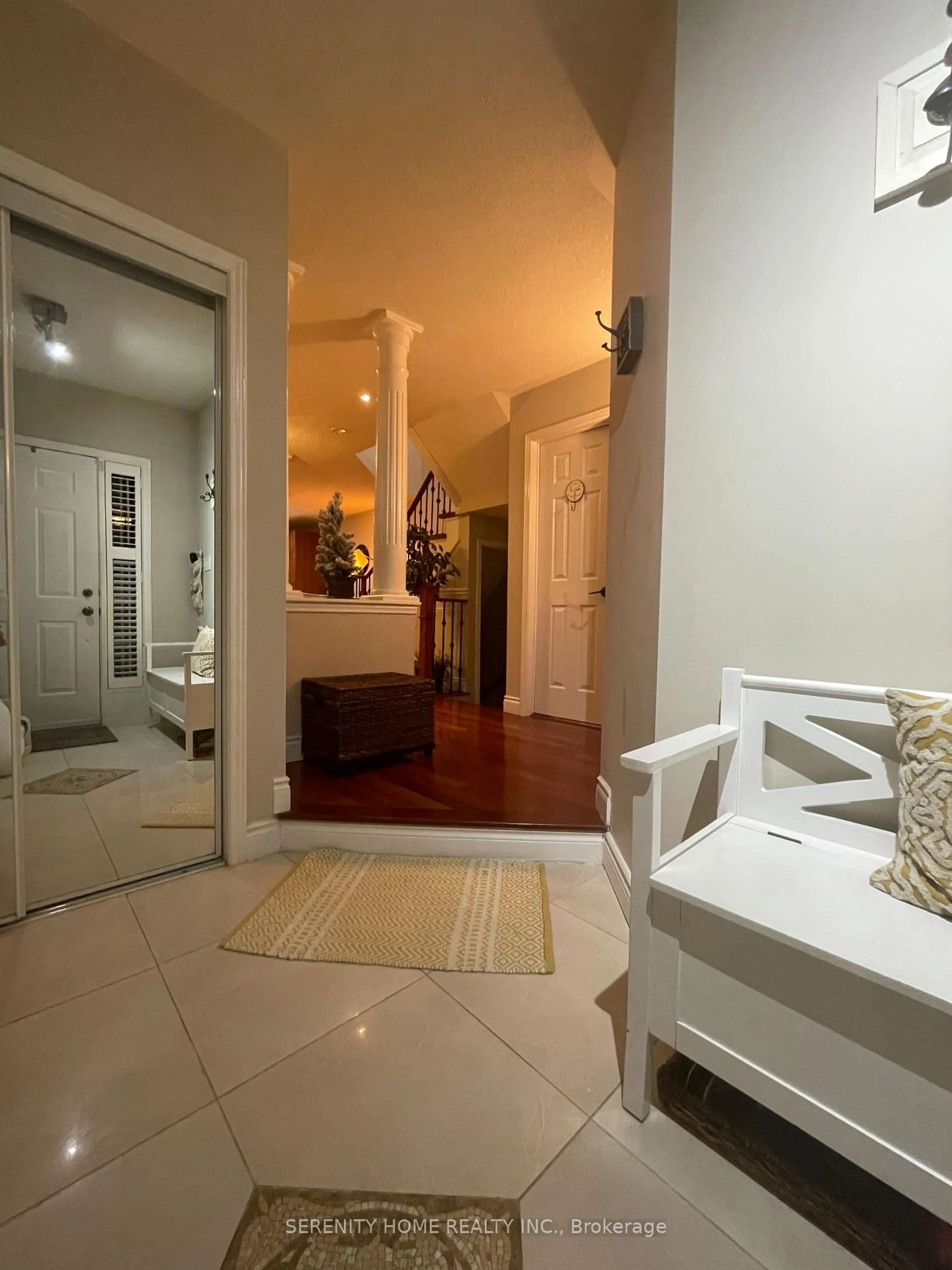 Indoor entryway for 5384 Tree Crest Crt, Mississauga Ontario L5R 3Z6