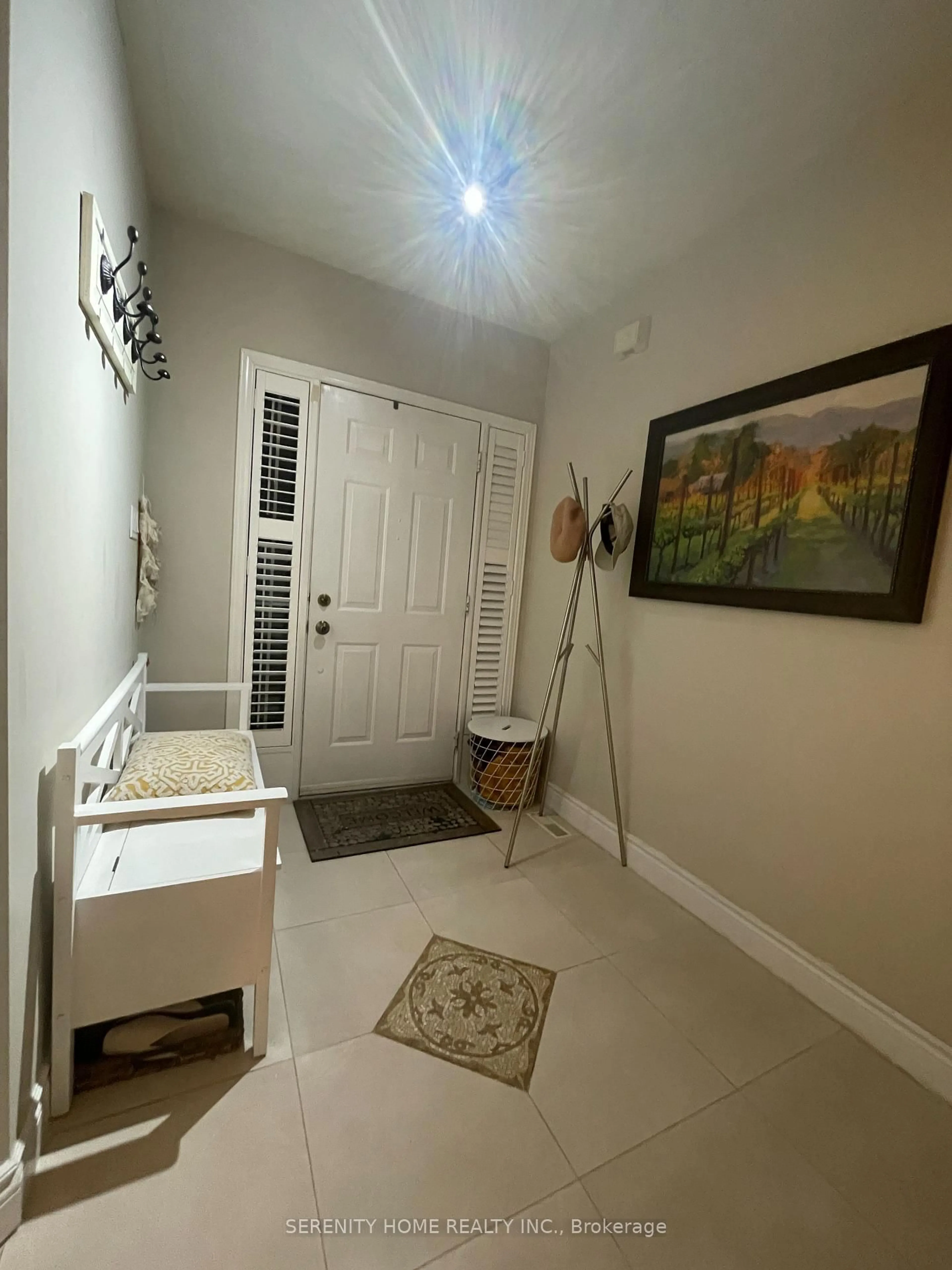 Indoor entryway for 5384 Tree Crest Crt, Mississauga Ontario L5R 3Z6