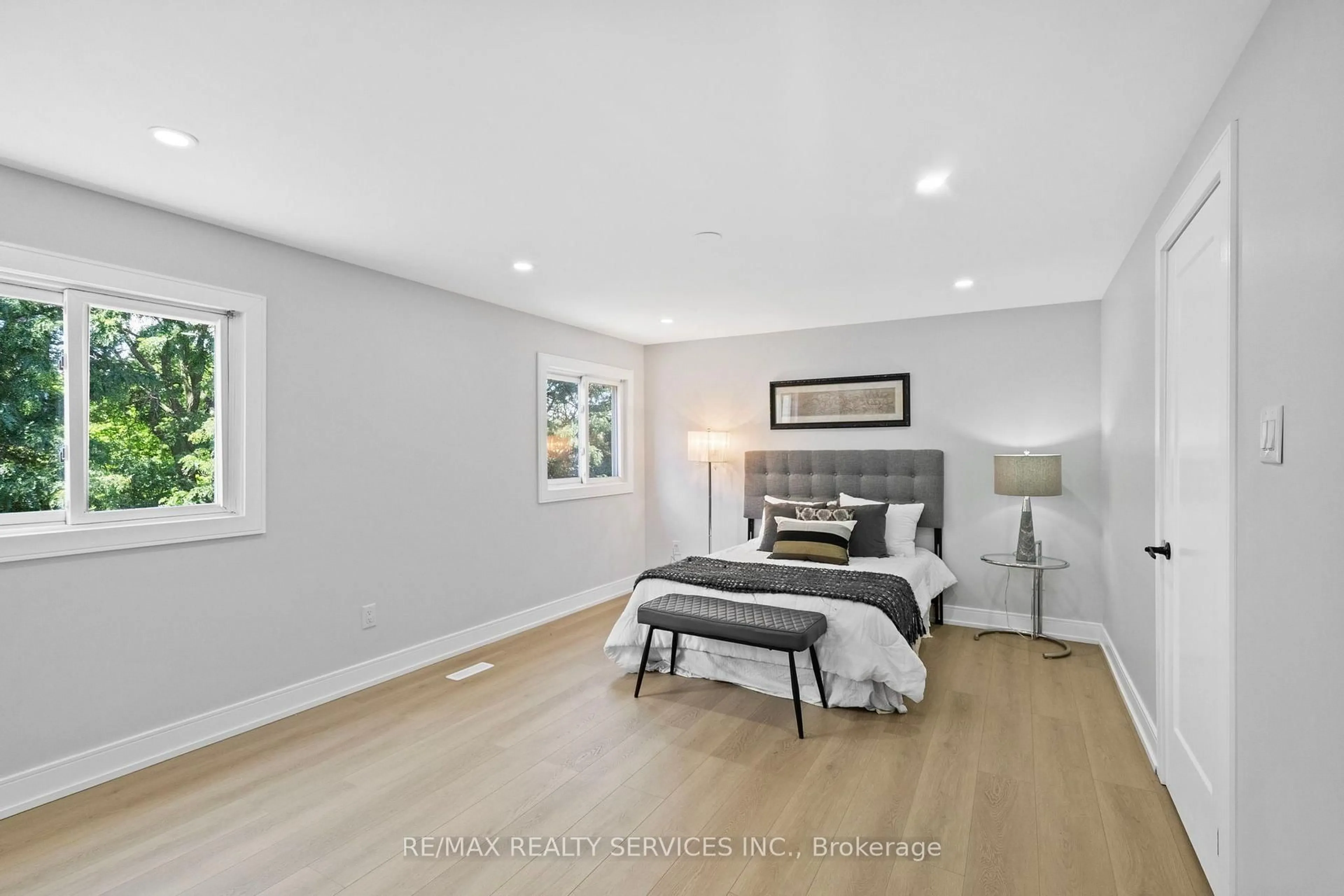 A pic of a room for 1273 Barberry Green, Oakville Ontario L6M 2A8