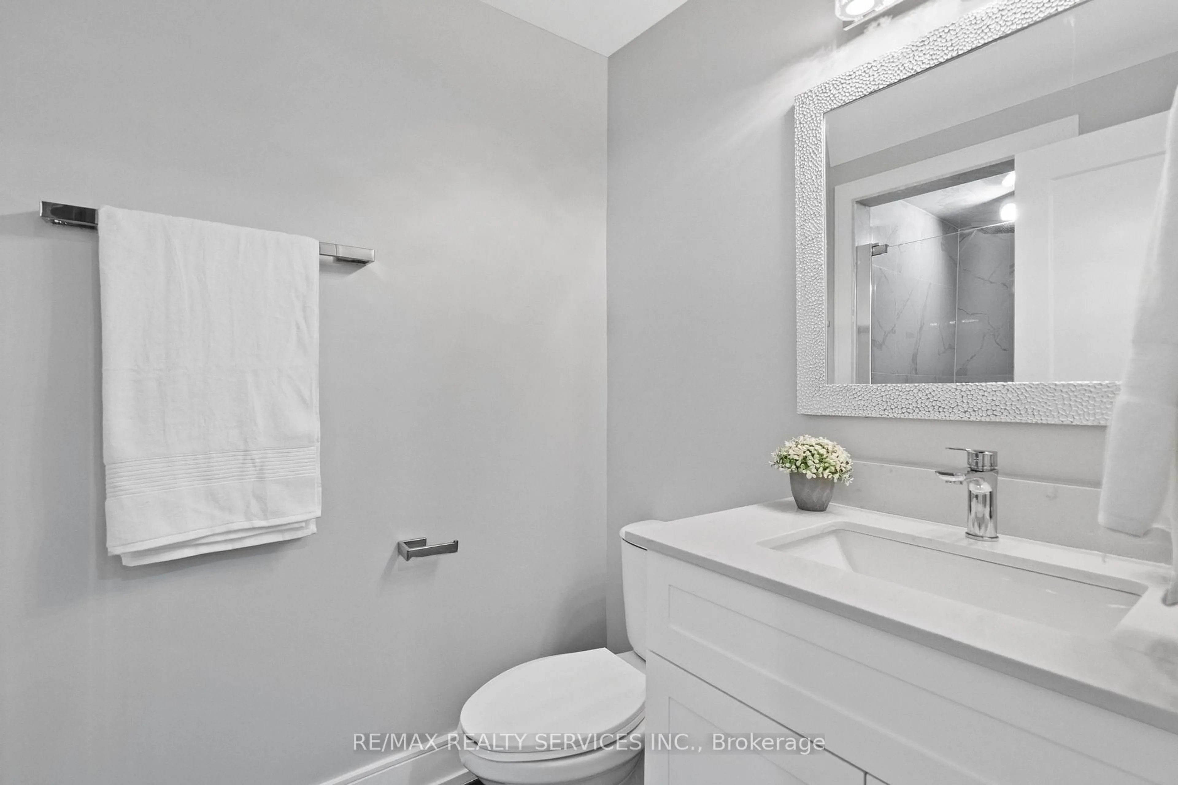Standard bathroom, ceramic/tile floor for 1273 Barberry Green, Oakville Ontario L6M 2A8
