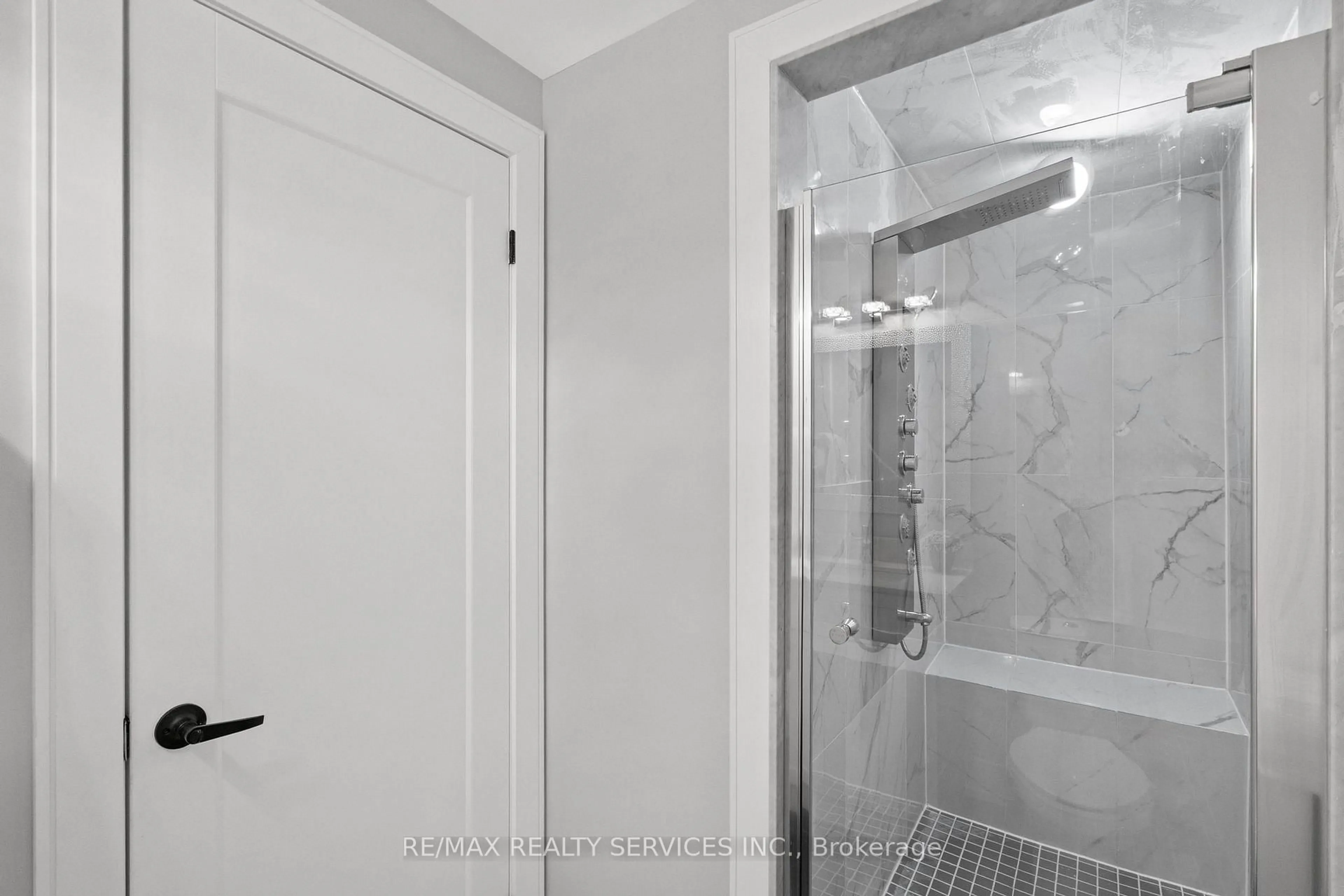 Standard bathroom, ceramic/tile floor for 1273 Barberry Green, Oakville Ontario L6M 2A8