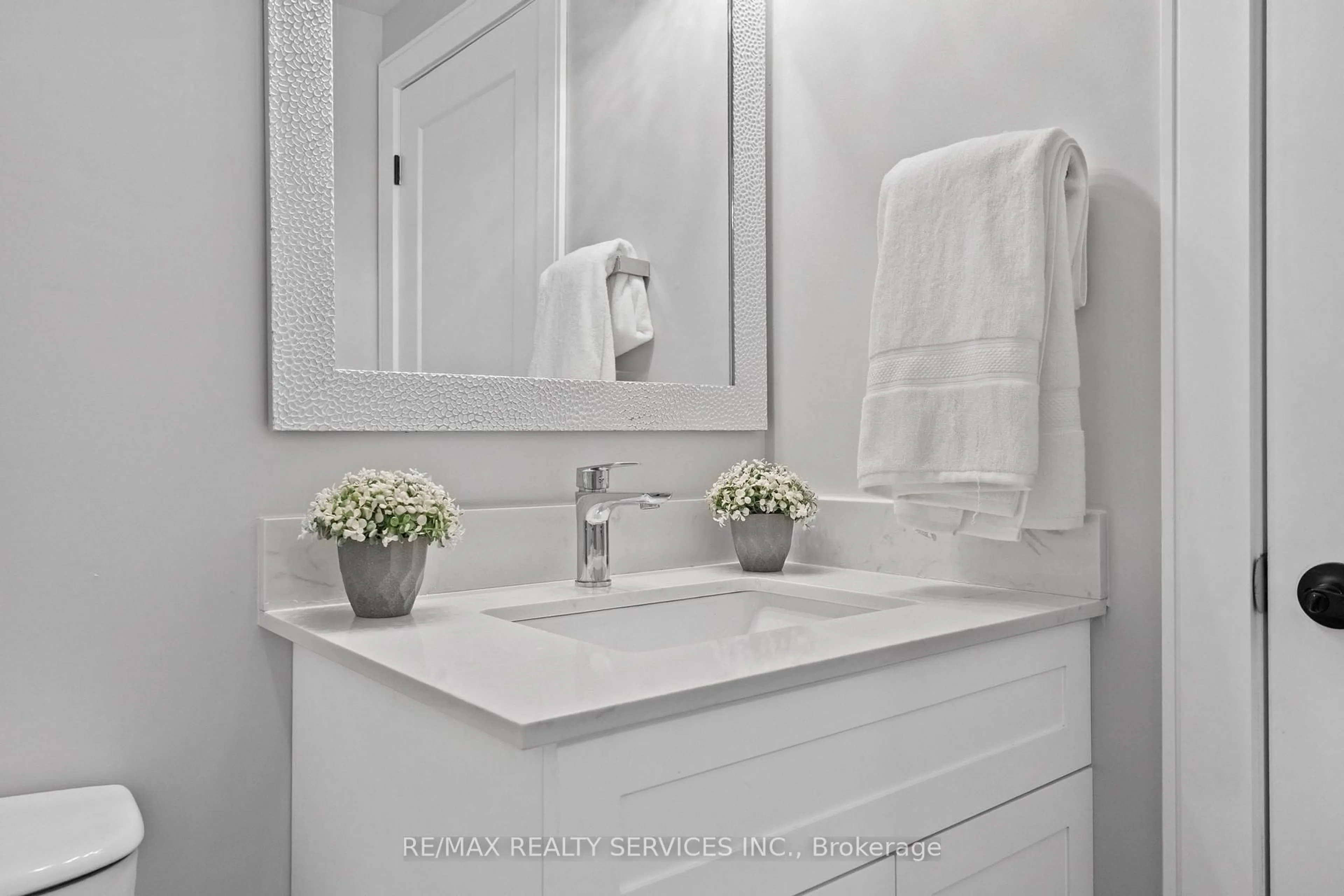 Contemporary bathroom, ceramic/tile floor for 1273 Barberry Green, Oakville Ontario L6M 2A8