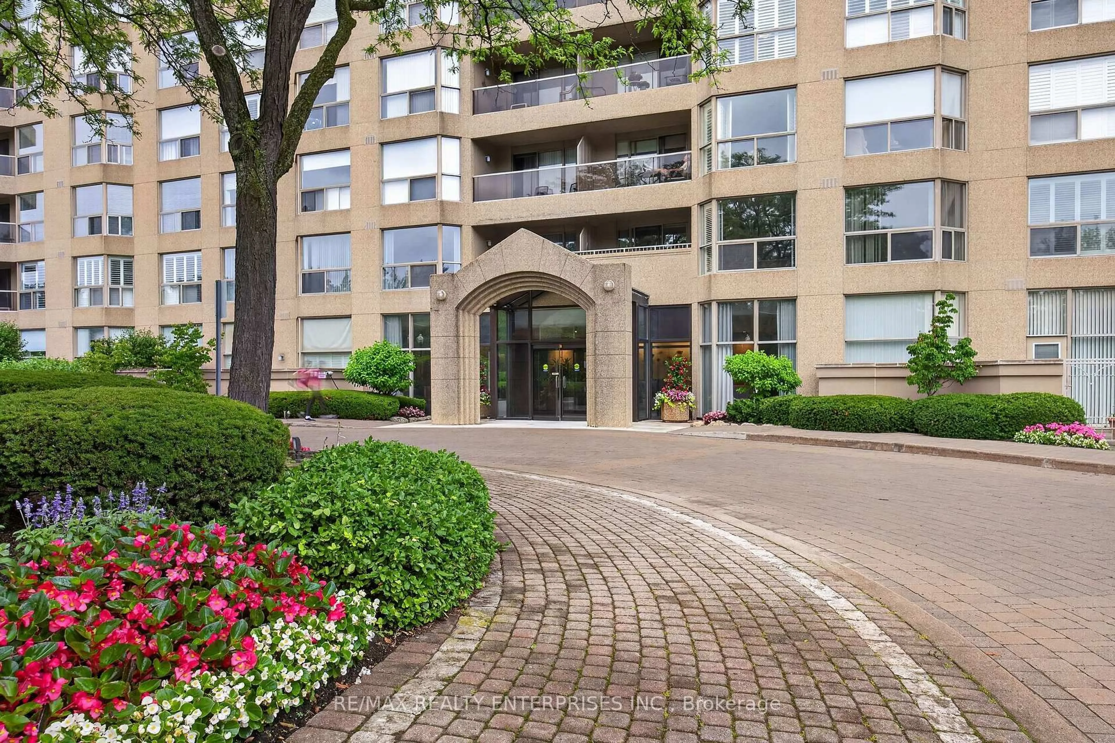 Indoor foyer for 1800 The Collegeway #208, Mississauga Ontario L5L 5S4