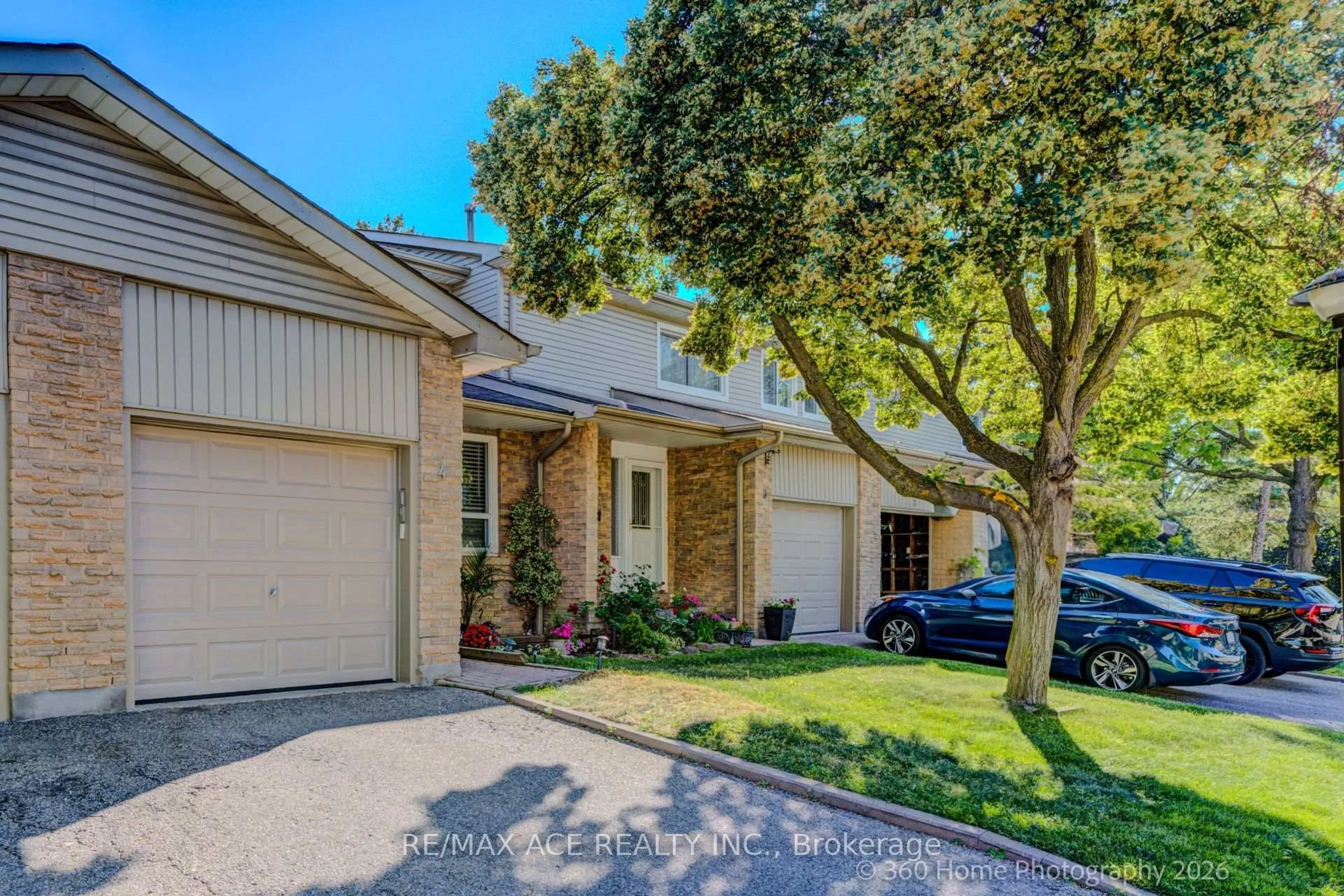 A pic from outside/outdoor area/front of a property/back of a property/a pic from drone, street for 5536 Montevideo Rd #4, Mississauga Ontario L5N 2P4