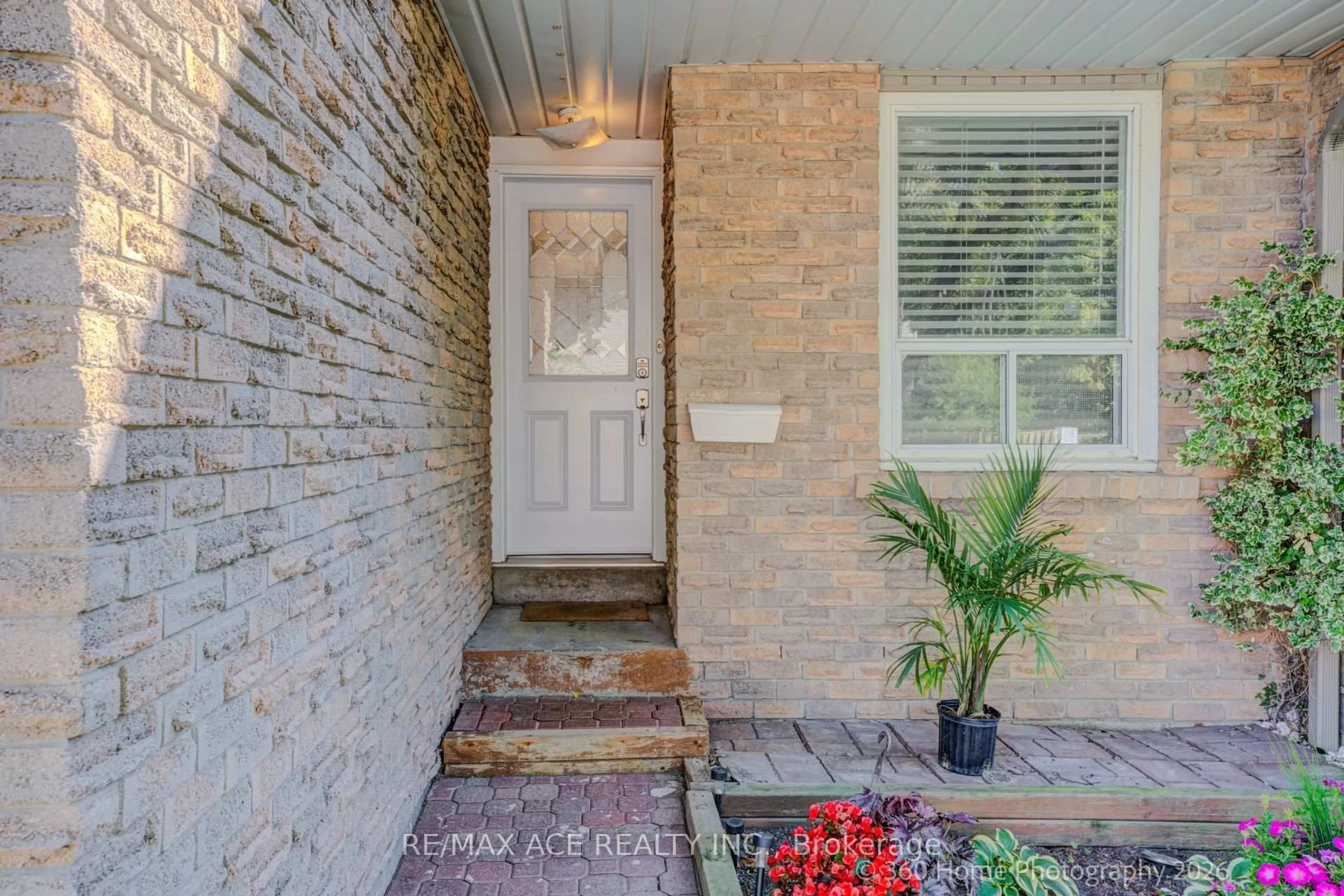 Indoor entryway for 5536 Montevideo Rd #4, Mississauga Ontario L5N 2P4
