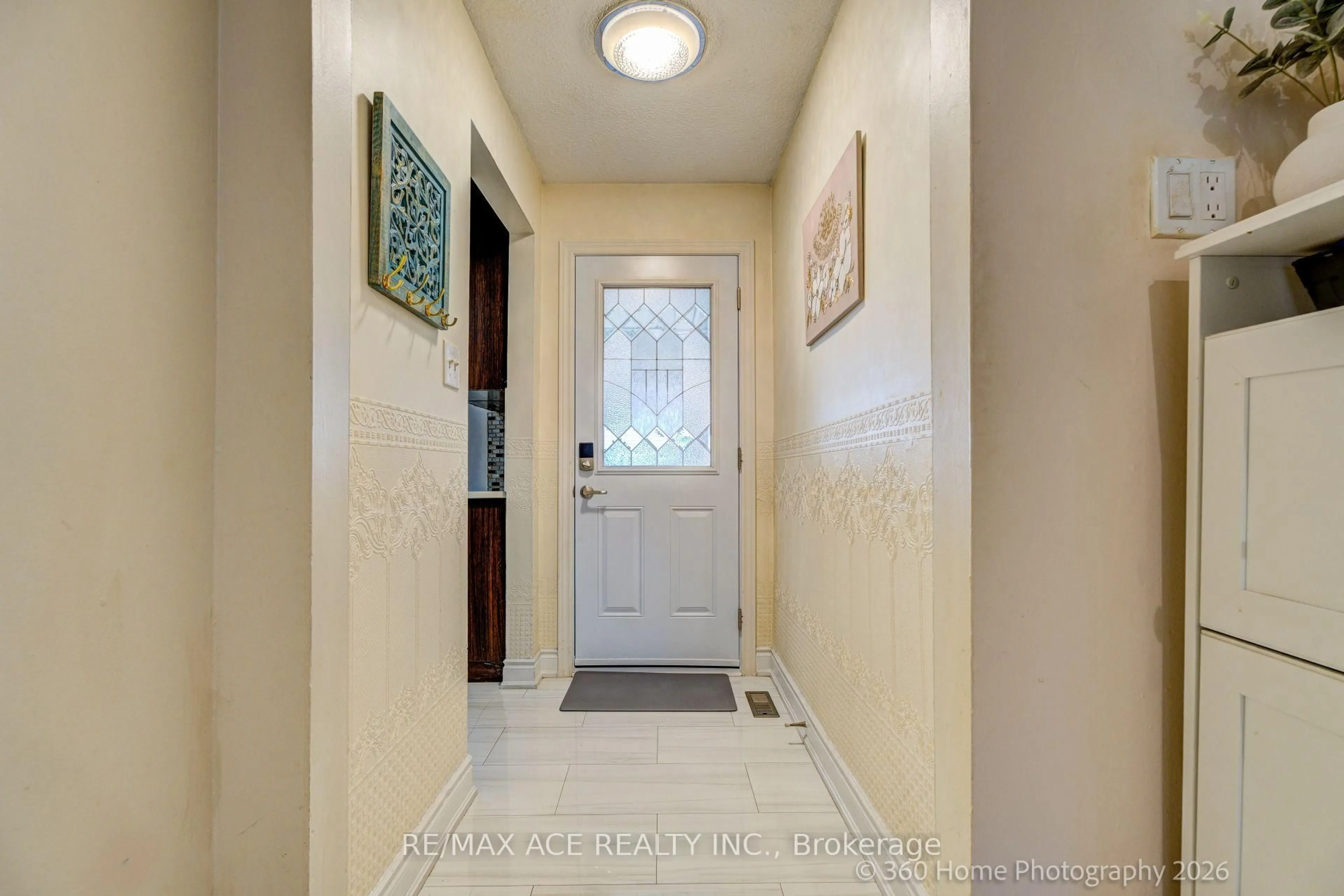 Indoor entryway for 5536 Montevideo Rd #4, Mississauga Ontario L5N 2P4