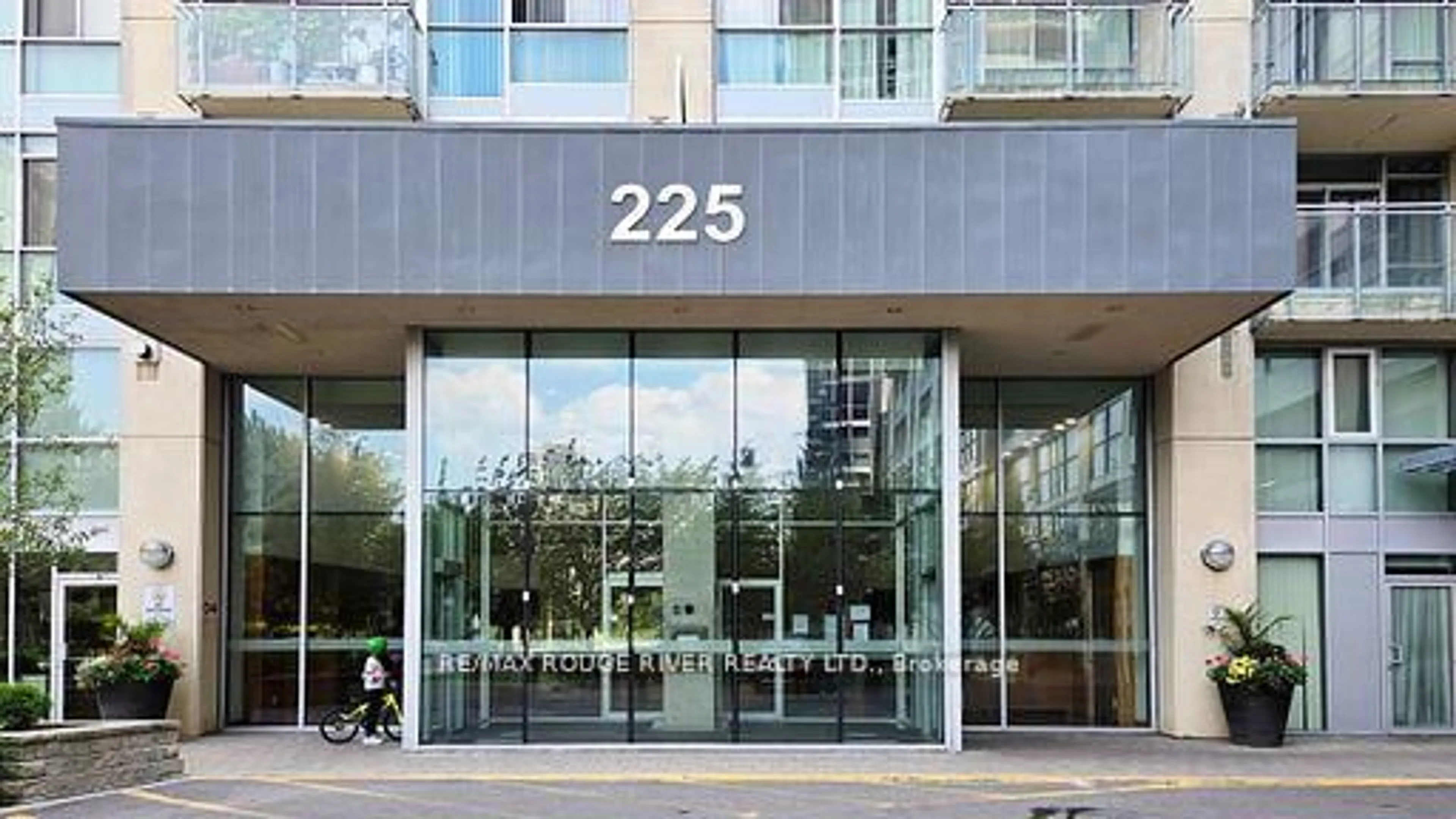 Indoor foyer for 225 Webb Dr #3001, Mississauga Ontario L5B 4P2