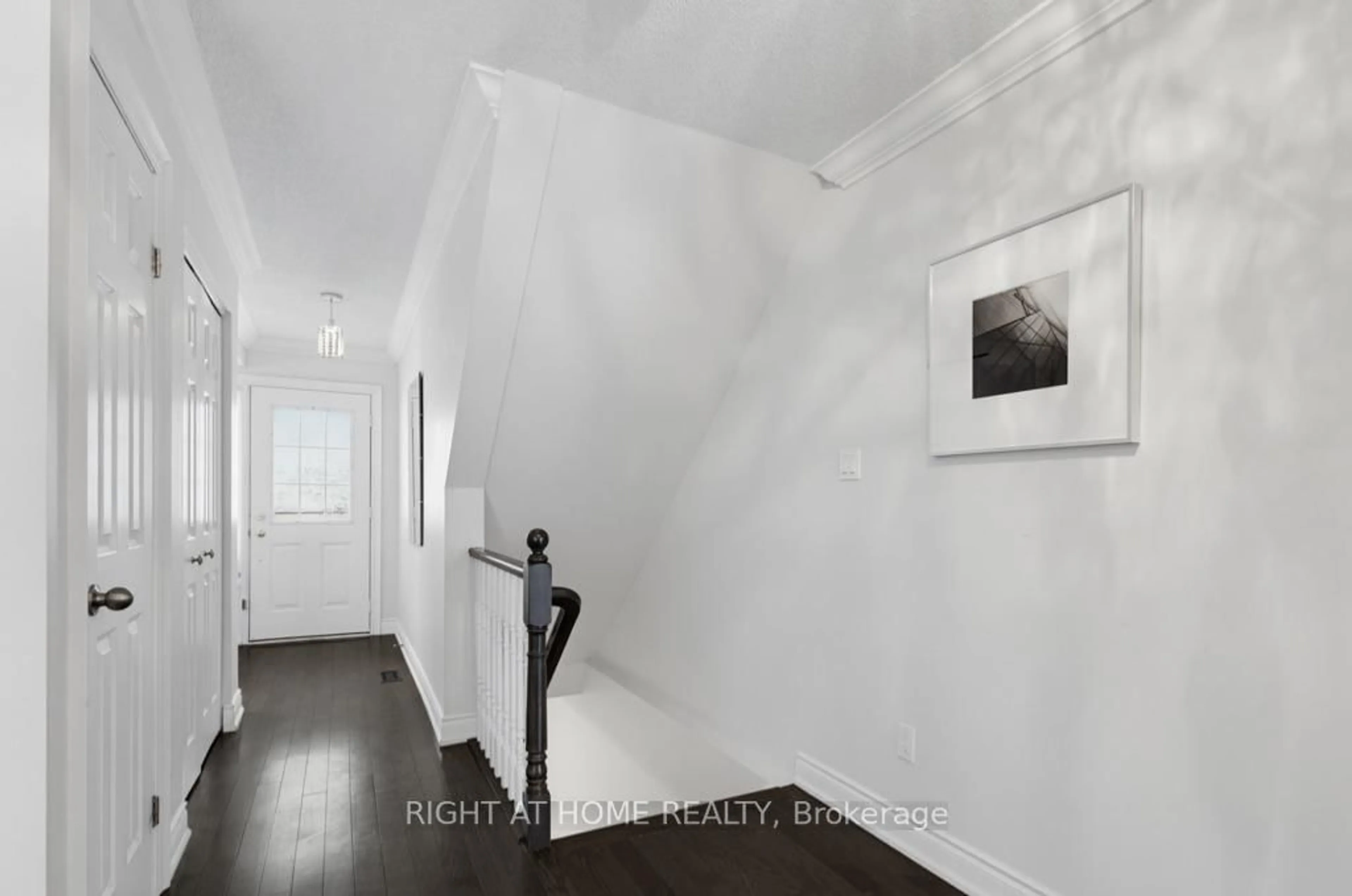 Indoor entryway for 3333 New St #67, Burlington Ontario L7N 1N1
