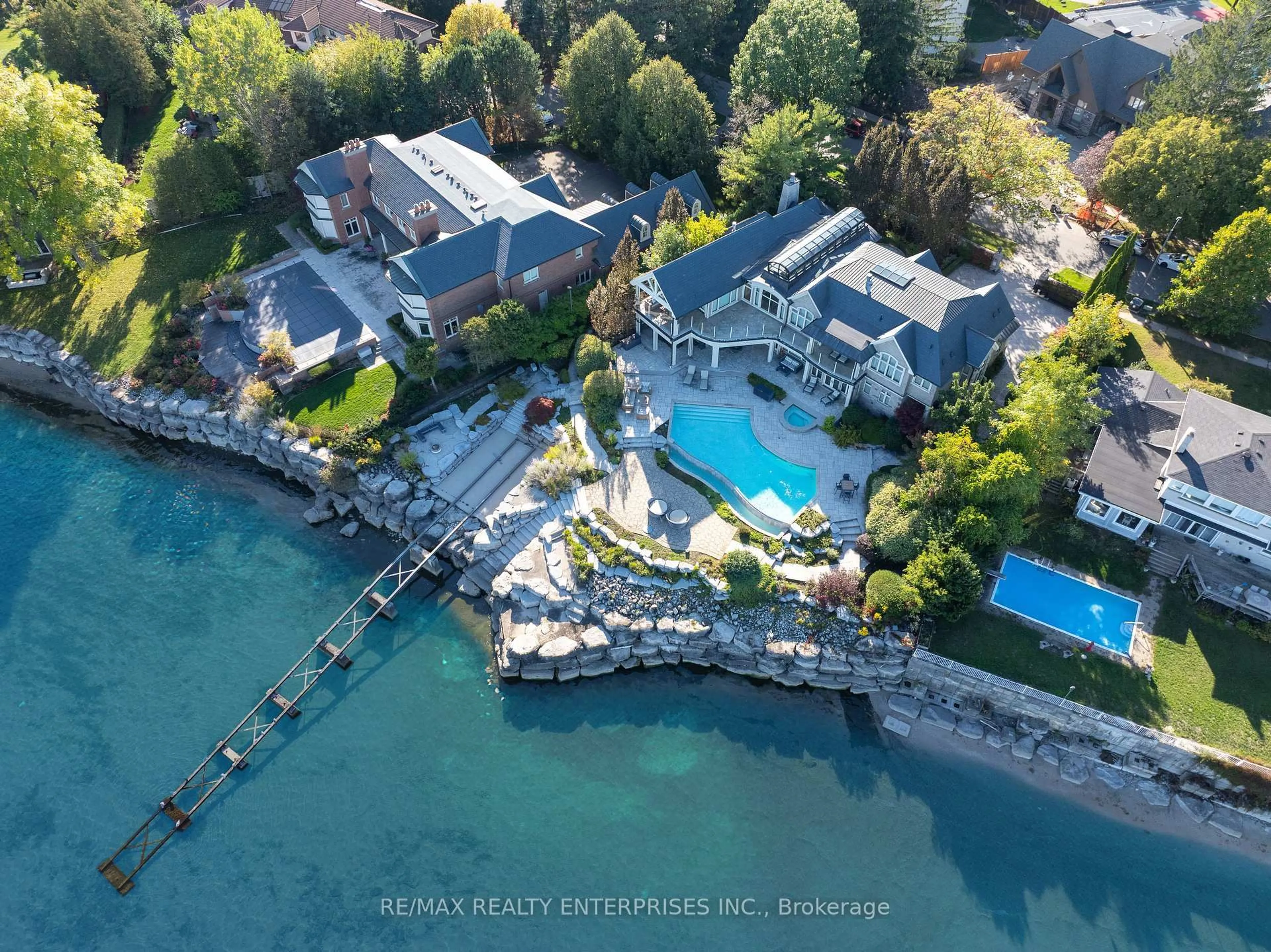 A pic from outside/outdoor area/front of a property/back of a property/a pic from drone, water/lake/river/ocean view for 1500 Watersedge Rd, Mississauga Ontario L5J 1A4