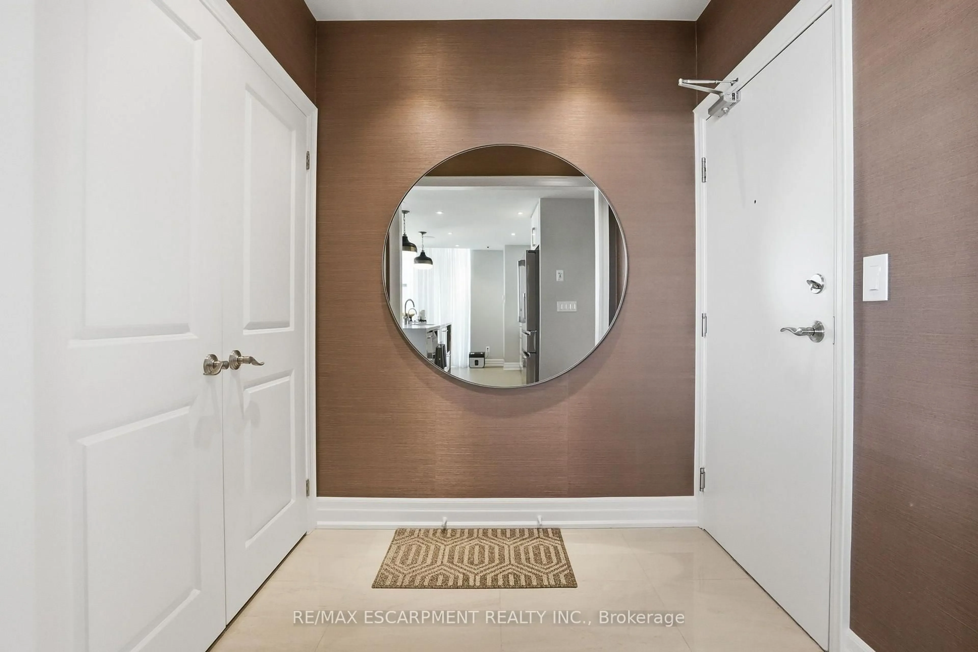 Indoor entryway for 360 Pearl St #1302, Burlington Ontario L7R 1E1