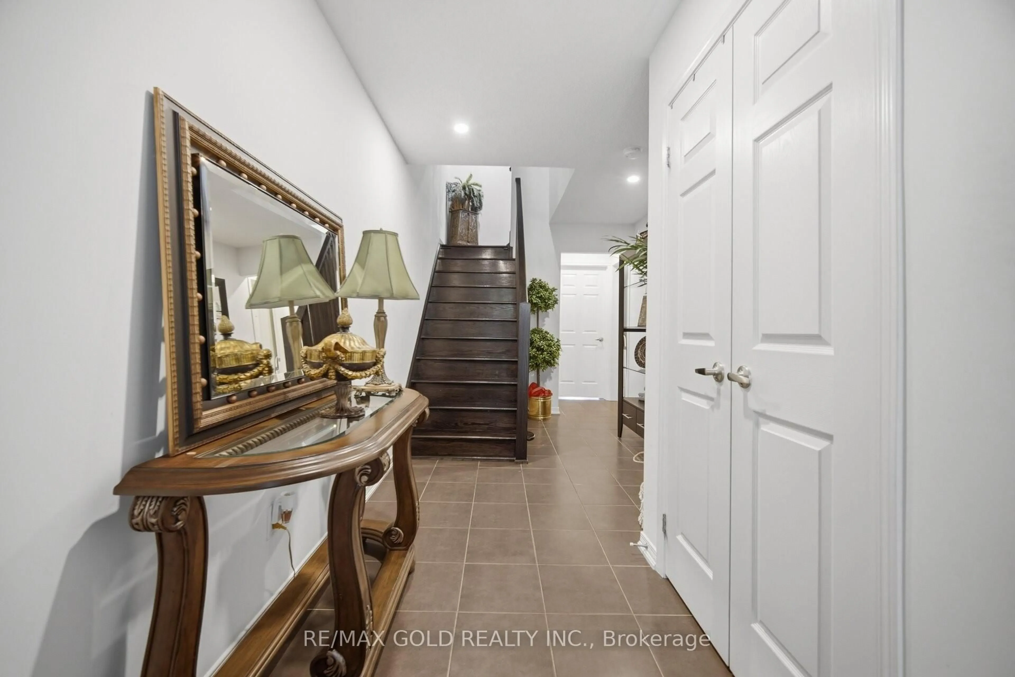 Indoor entryway for 4 Utopia Way, Brampton Ontario L6P 4A5