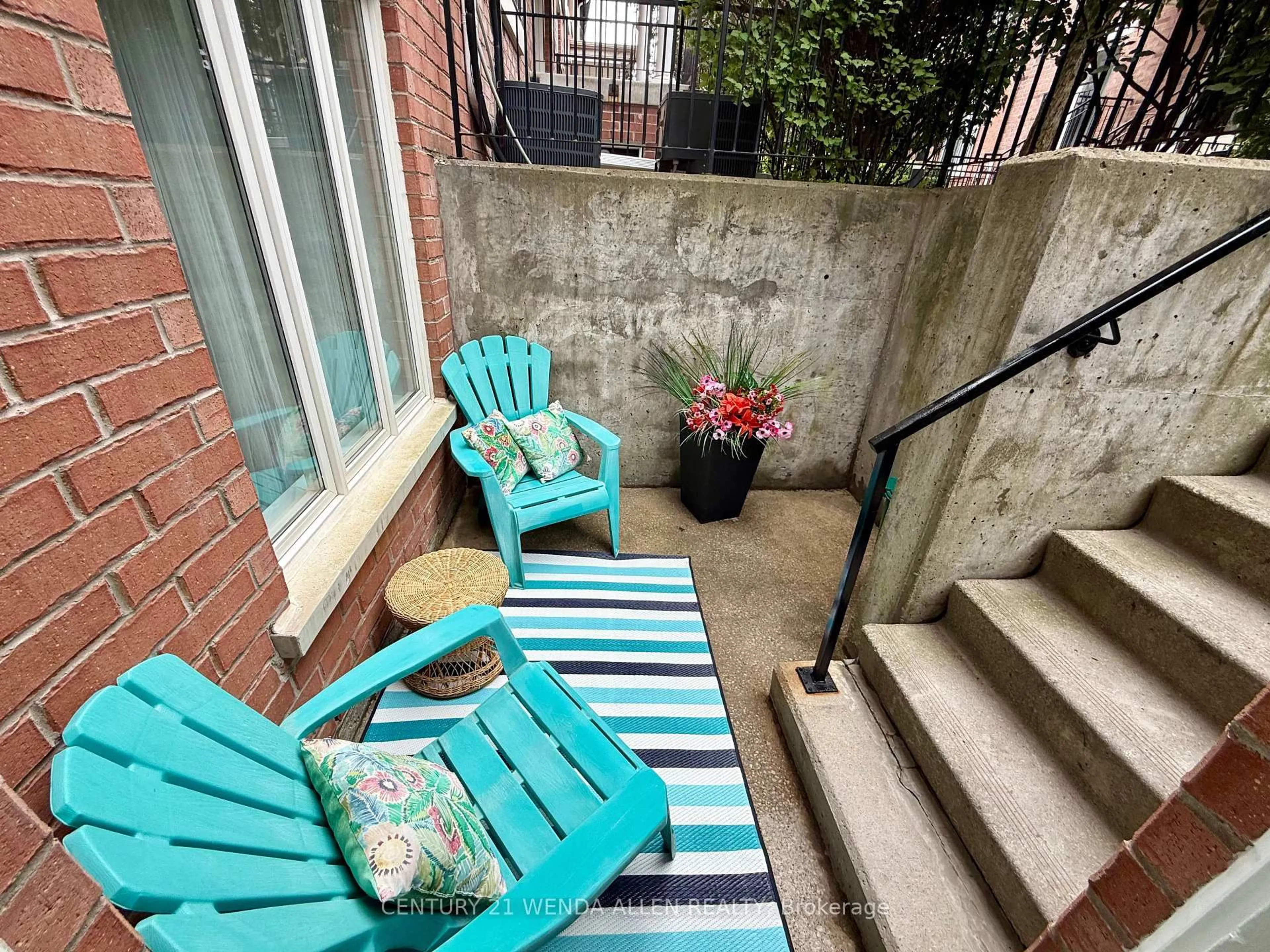 Patio, street for 20 Laidlaw St #1117, Toronto Ontario M6K 1X2
