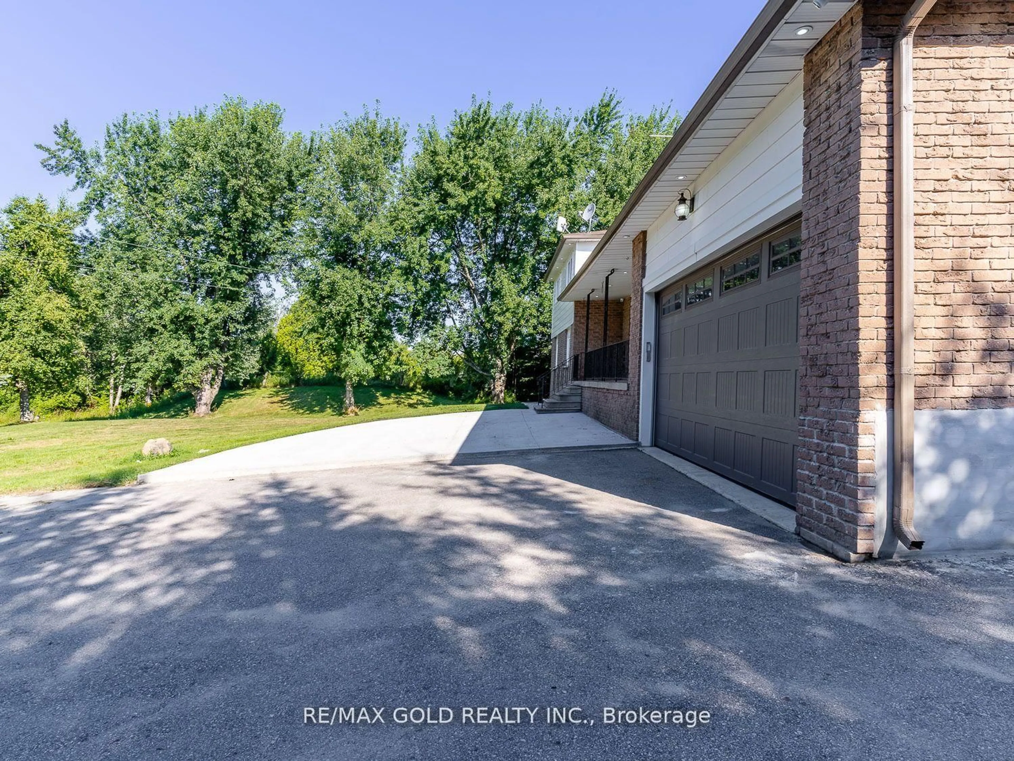 A pic from outside/outdoor area/front of a property/back of a property/a pic from drone, water/lake/river/ocean view for 19139 Heart Lake Rd, Caledon Ontario L7K 2A6