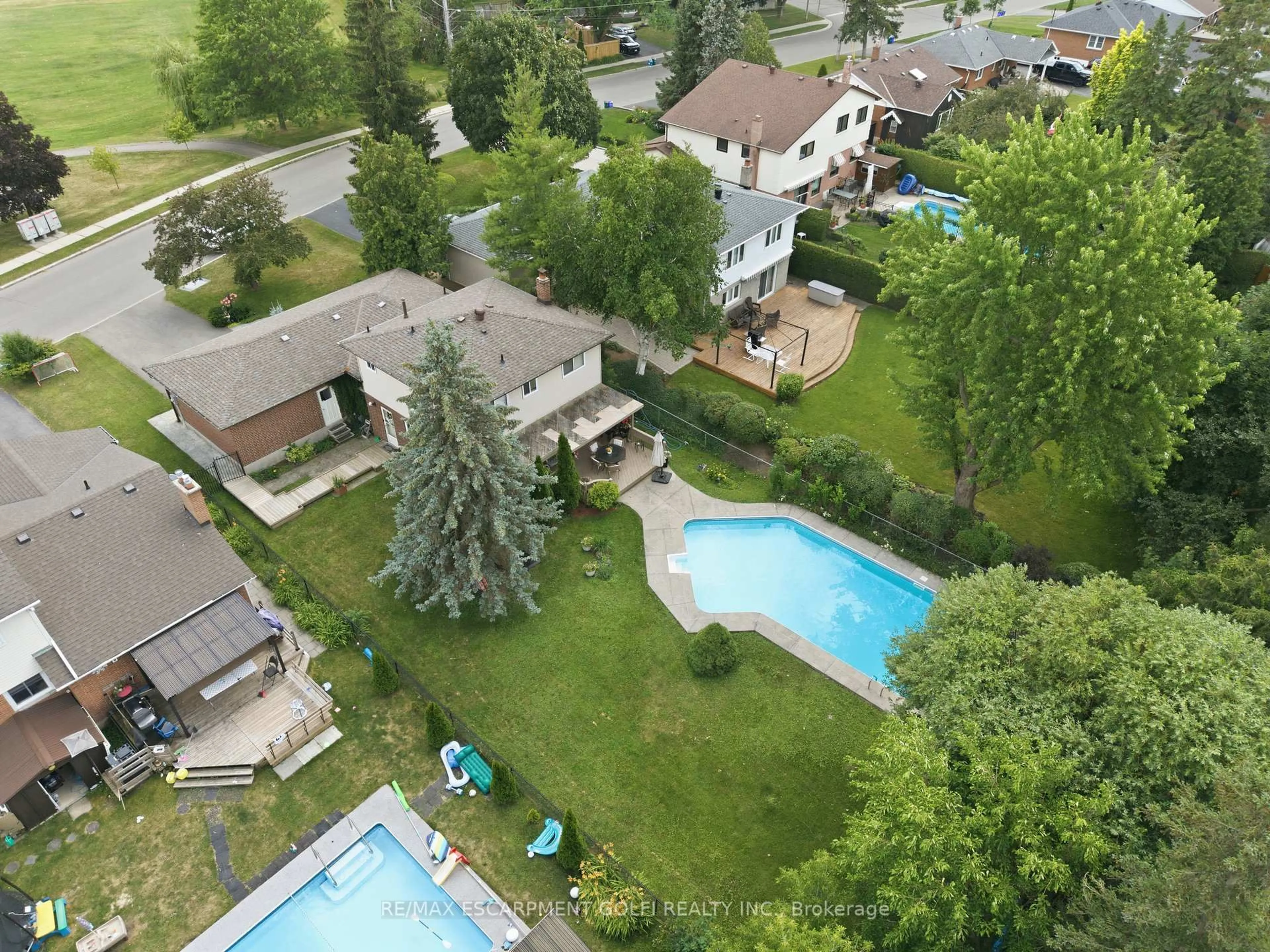 A pic from outside/outdoor area/front of a property/back of a property/a pic from drone, unknown for 283 Parkway Dr, Milton Ontario L9T 1A7
