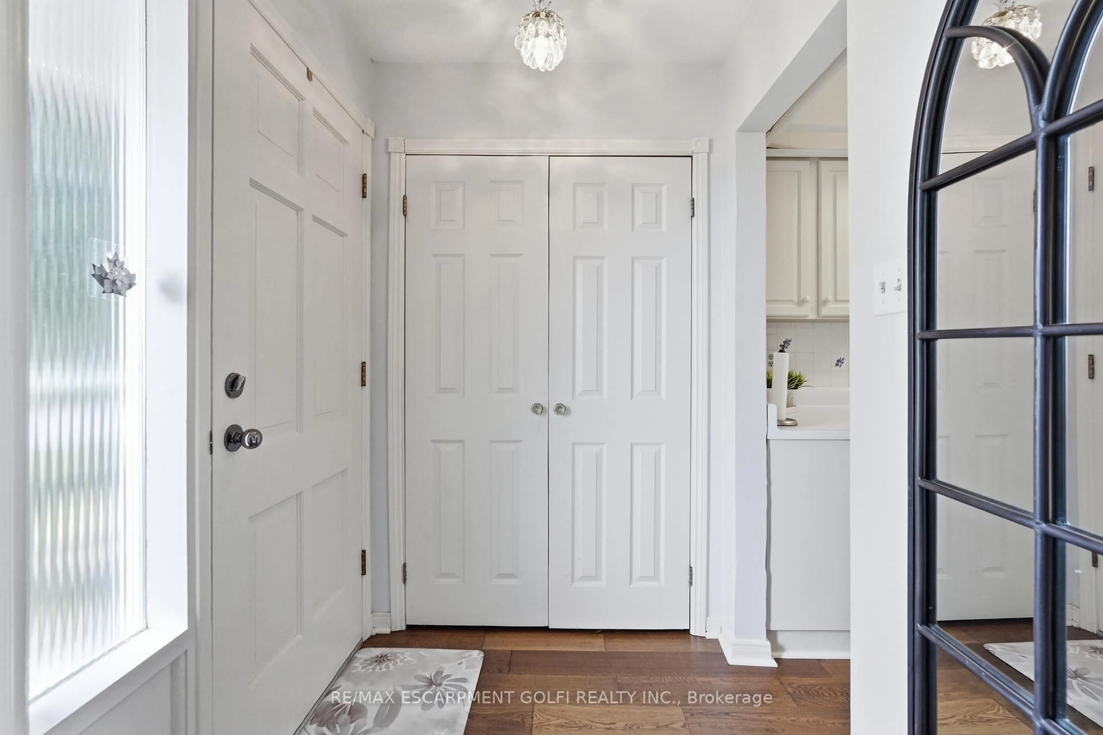 Indoor entryway for 283 Parkway Dr, Milton Ontario L9T 1A7