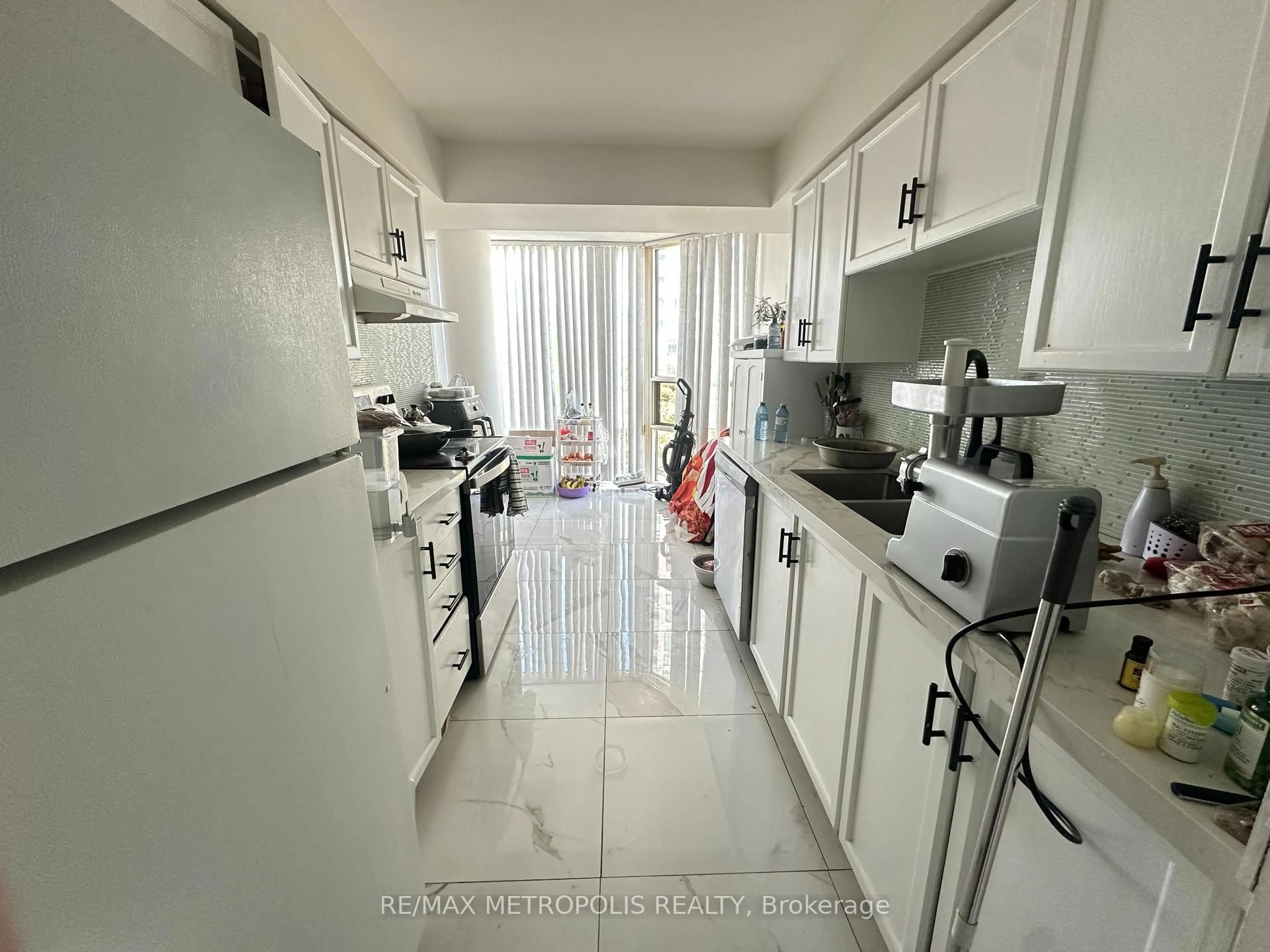 Standard kitchen, unknown for 350 Rathburn Rd #307, Mississauga Ontario L5B 3Y2