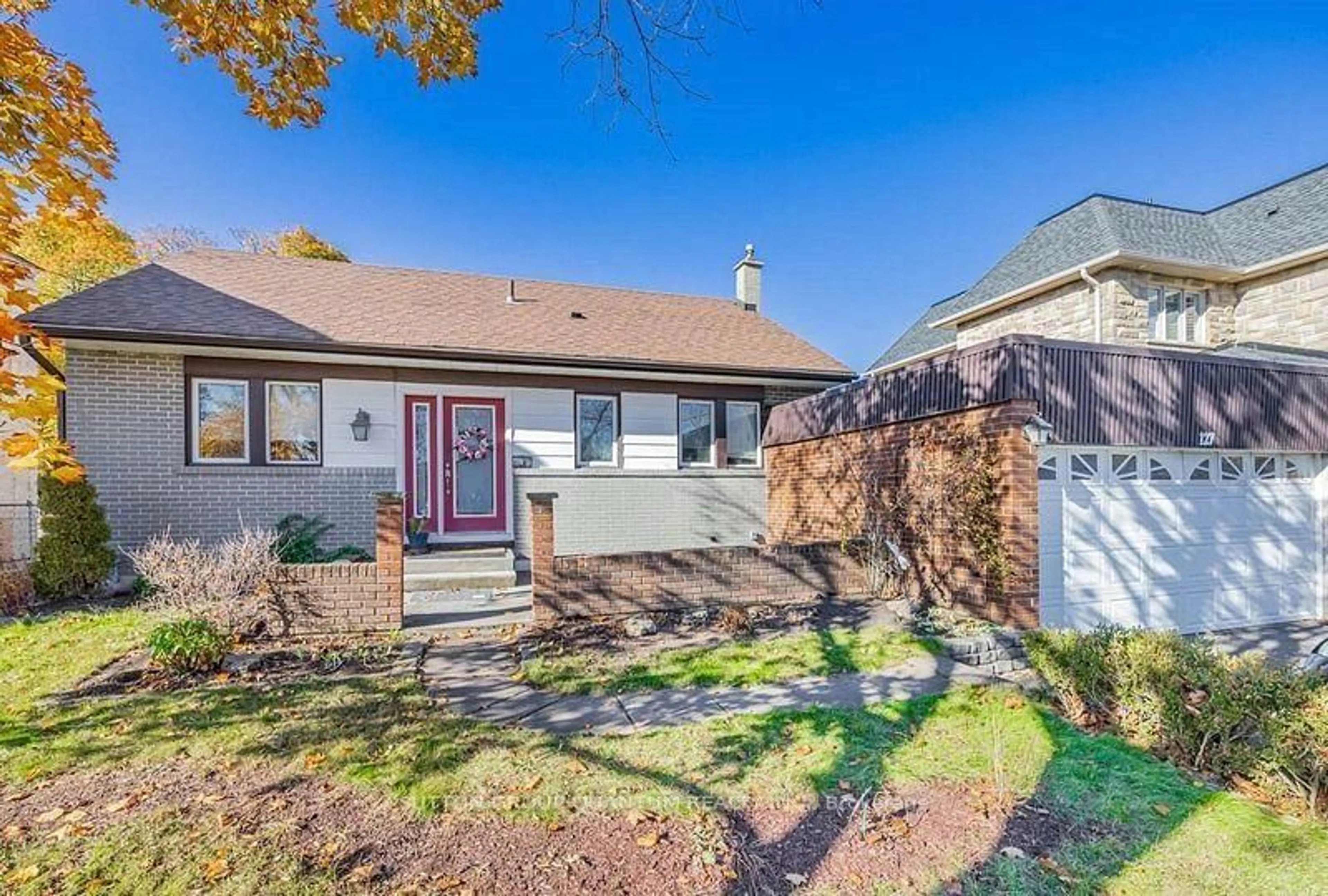 A pic from outside/outdoor area/front of a property/back of a property/a pic from drone, street for 127 Mayfield Dr, Oakville Ontario L6H 1K6