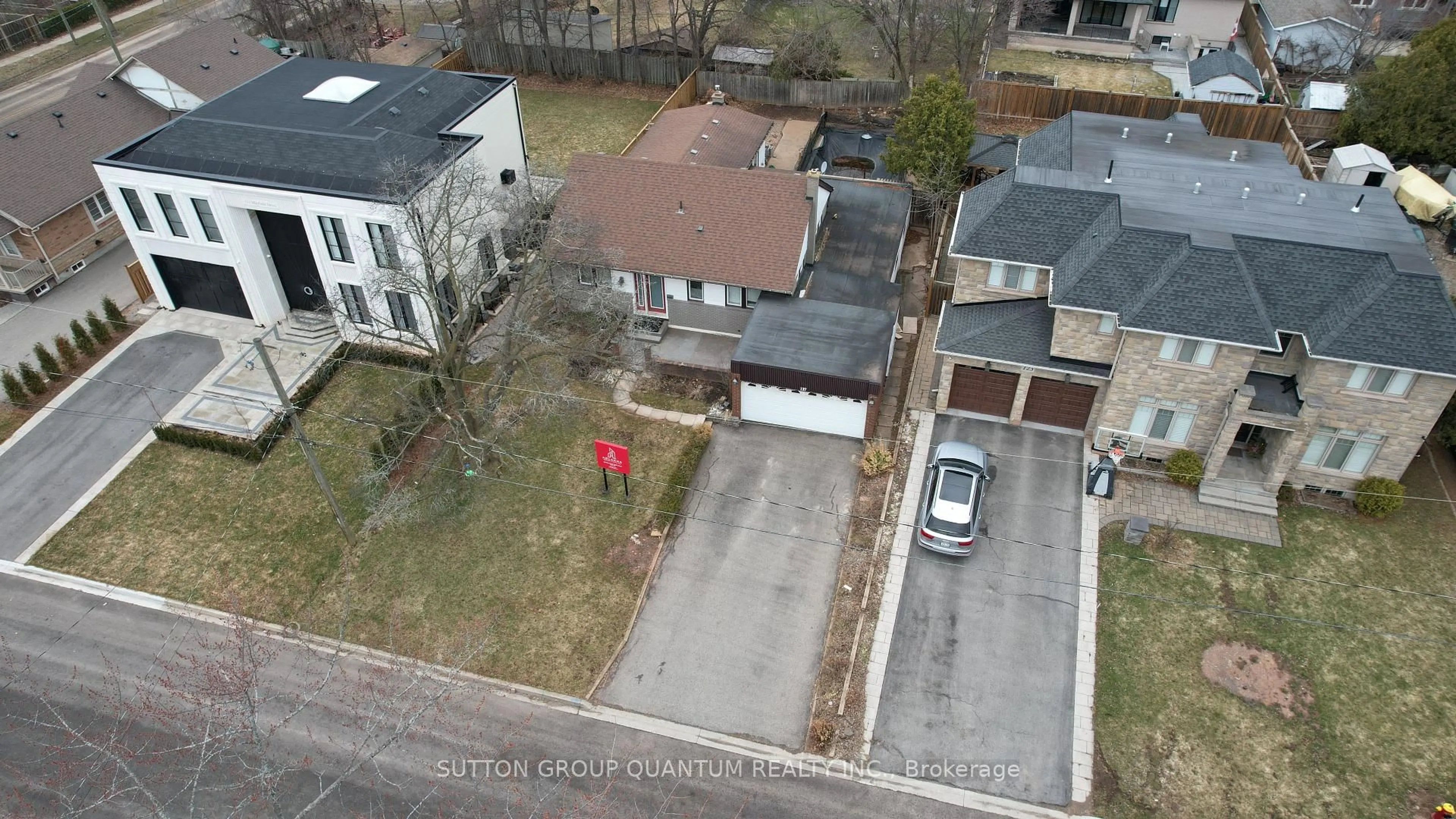 A pic from outside/outdoor area/front of a property/back of a property/a pic from drone, street for 127 Mayfield Dr, Oakville Ontario L6H 1K6
