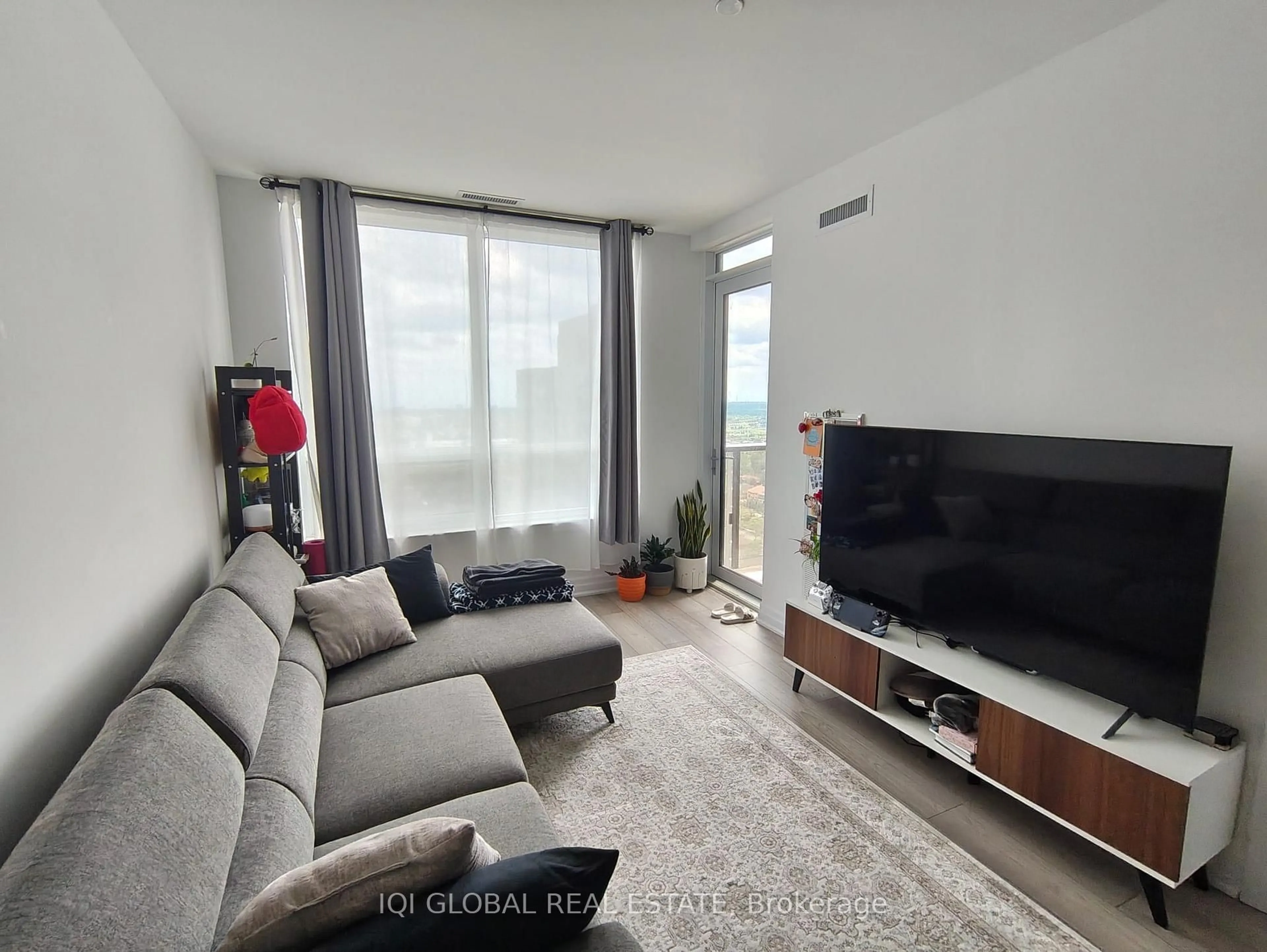 Living room with furniture, floor is not visible for 36 Elm Dr, Mississauga Ontario L5B 0N3
