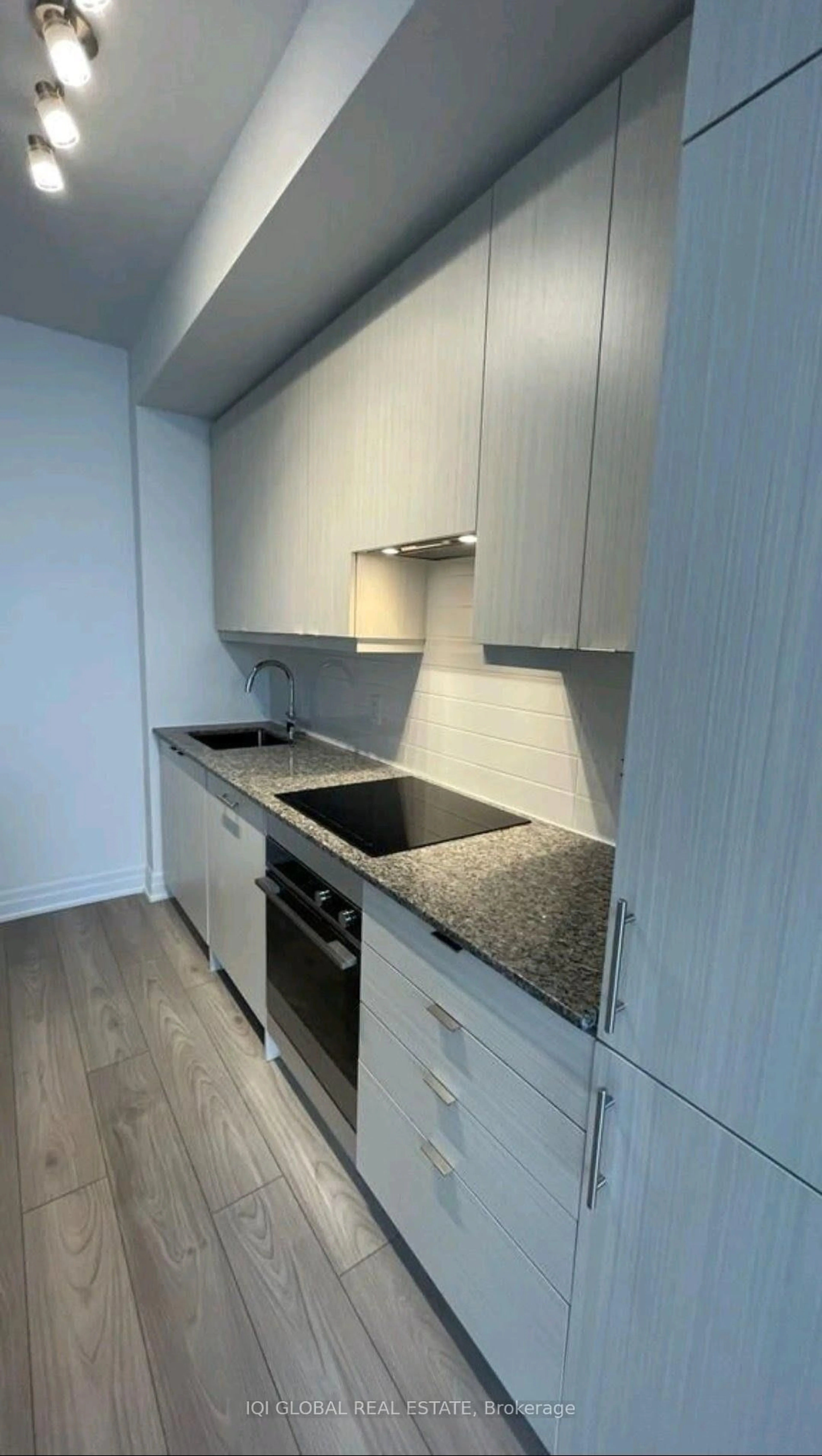 Standard kitchen, wood/laminate floor for 36 Elm Dr #3107, Mississauga Ontario L5B 0N3